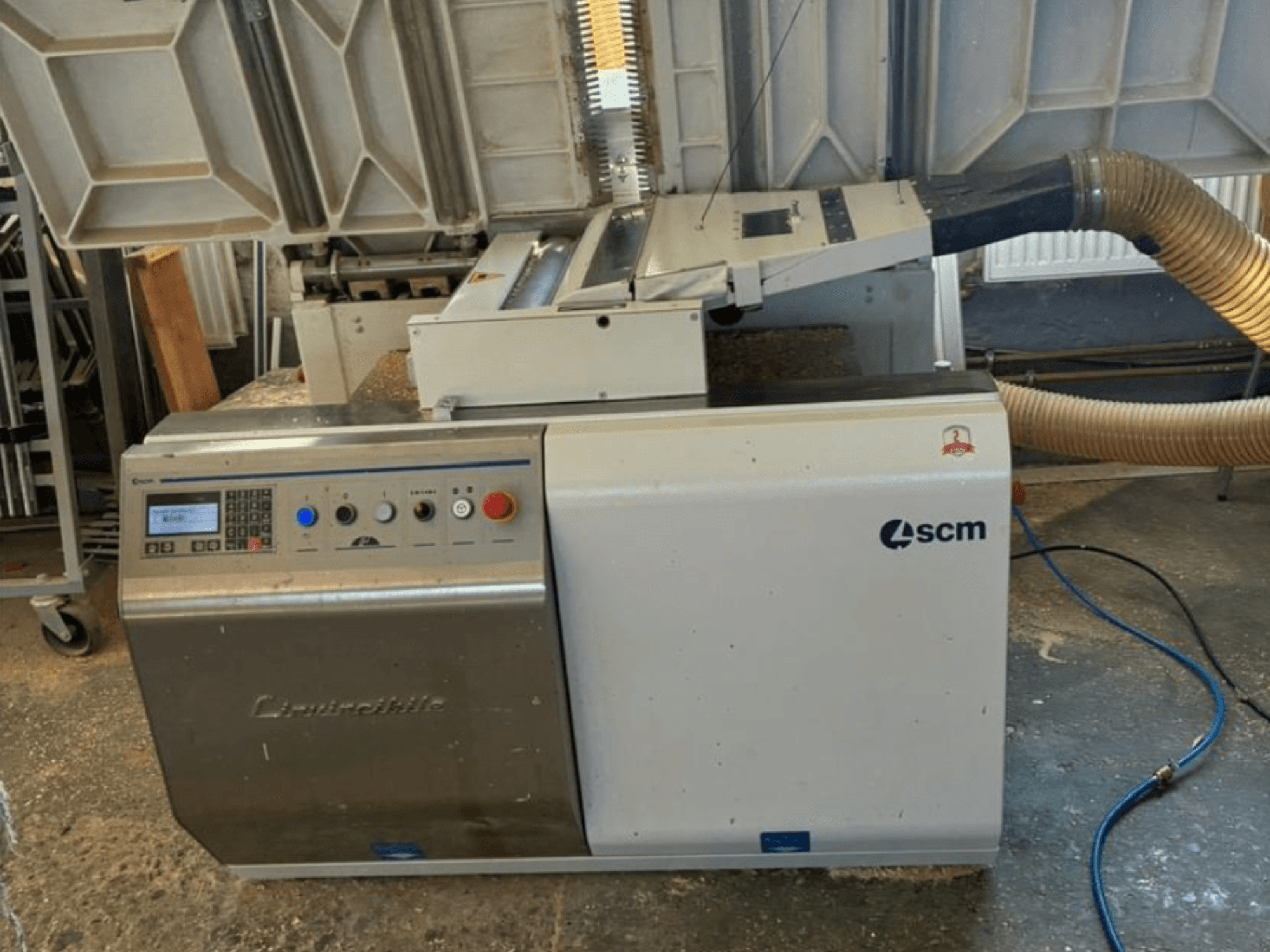 Plaqueuse de chants SCM Centauro vue de face, montrant le panneau de commande, le tuyau d'aspiration et la zone de travail ouverte pour l'application des chants.