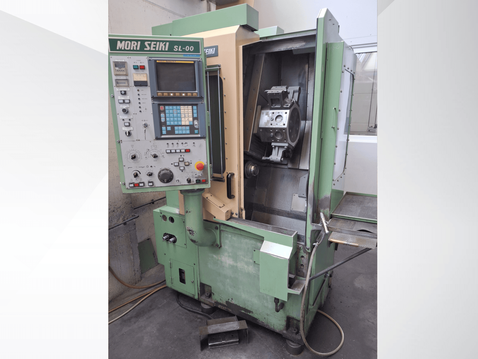 Tour horizontal DMG Mori Seiki SL-00, montrant le panneau de commande et une vue frontale ouverte de la zone de travail avec une pièce visible.