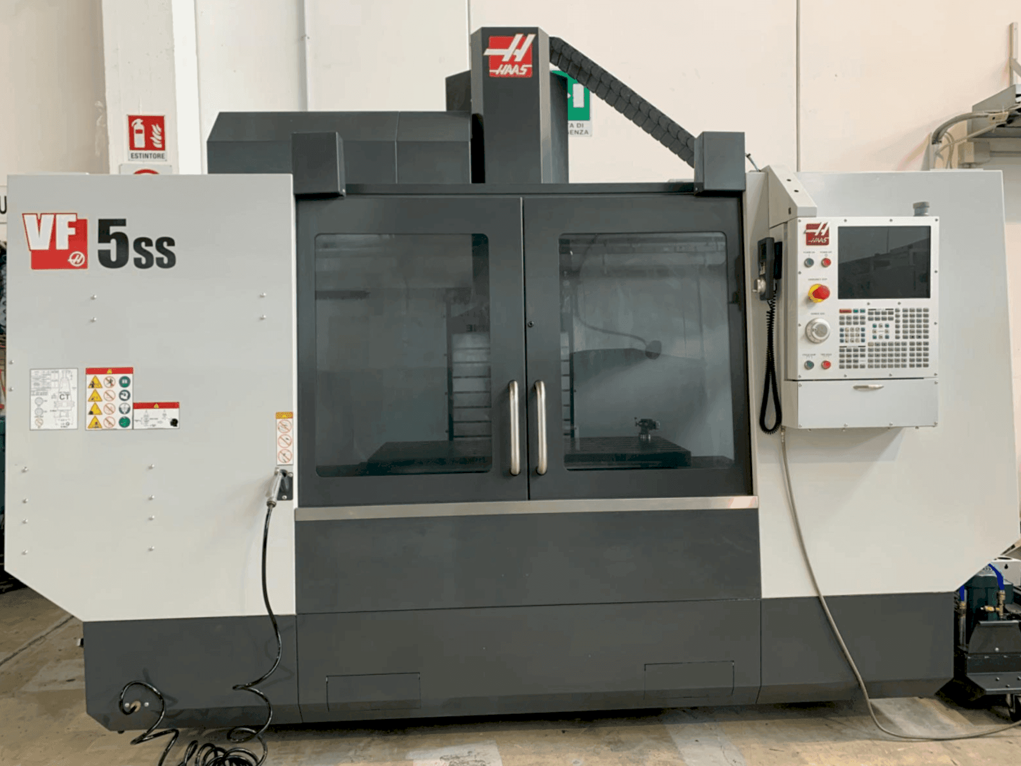 Vue de face de la machine HAAS VF5SS