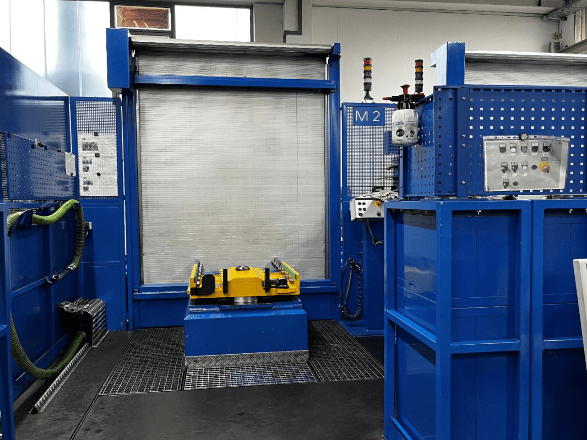 Vue avant du centre d'usinage horizontal BW MCX750 M2, avec des panneaux bleus, une table de travail jaune et une unité de commande.