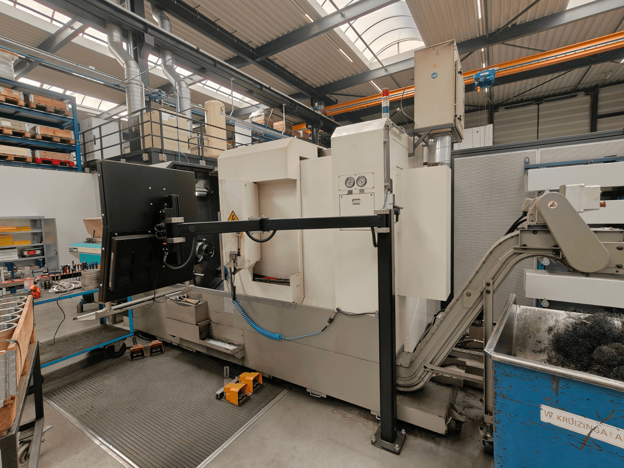 Tour horizontal Victor Vturn A26, vue latérale, avec panneau de commande, convoyeur à copeaux et espace de travail industriel.