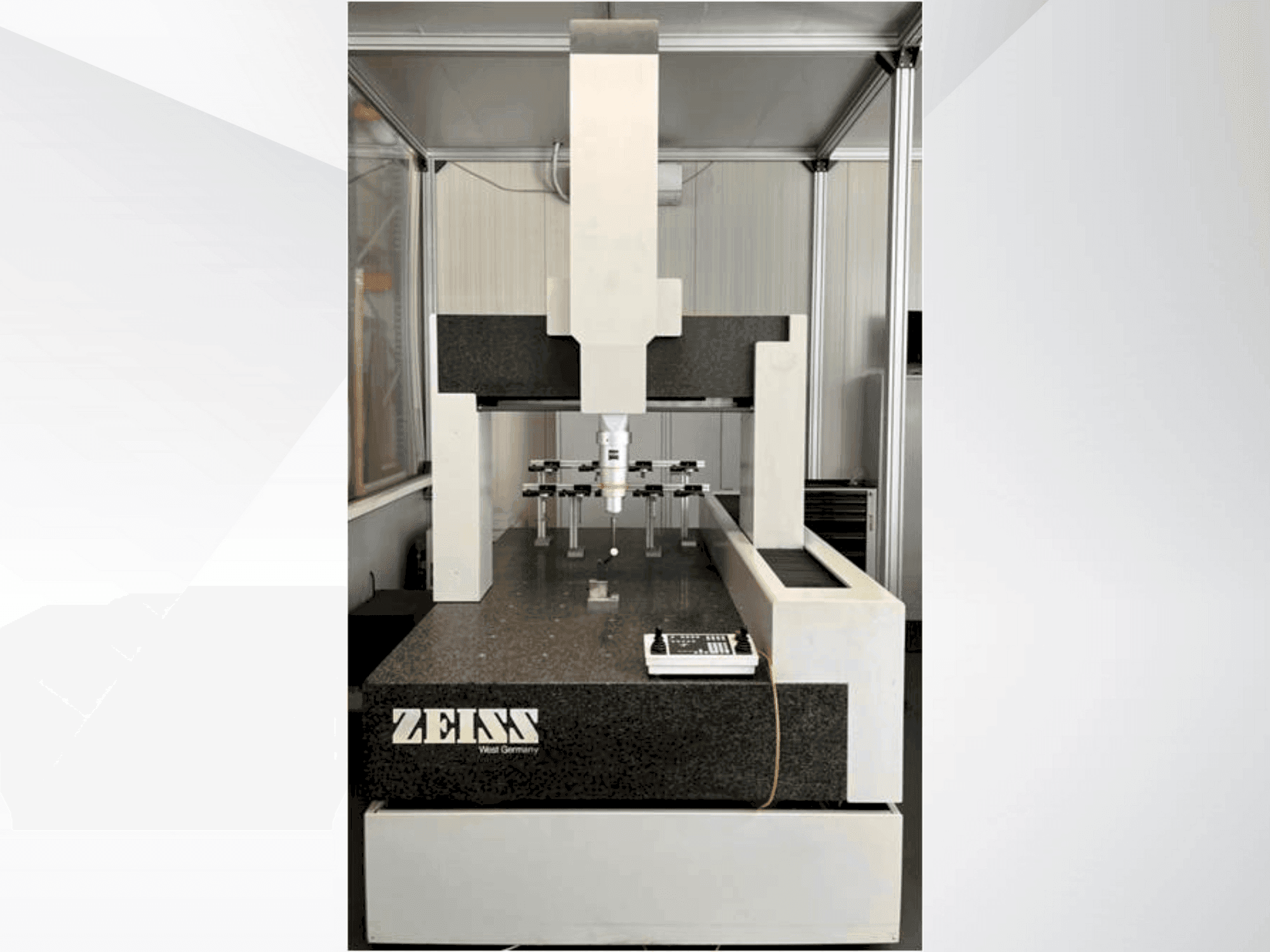 Vue de face de la machine ZEISS UMC 850