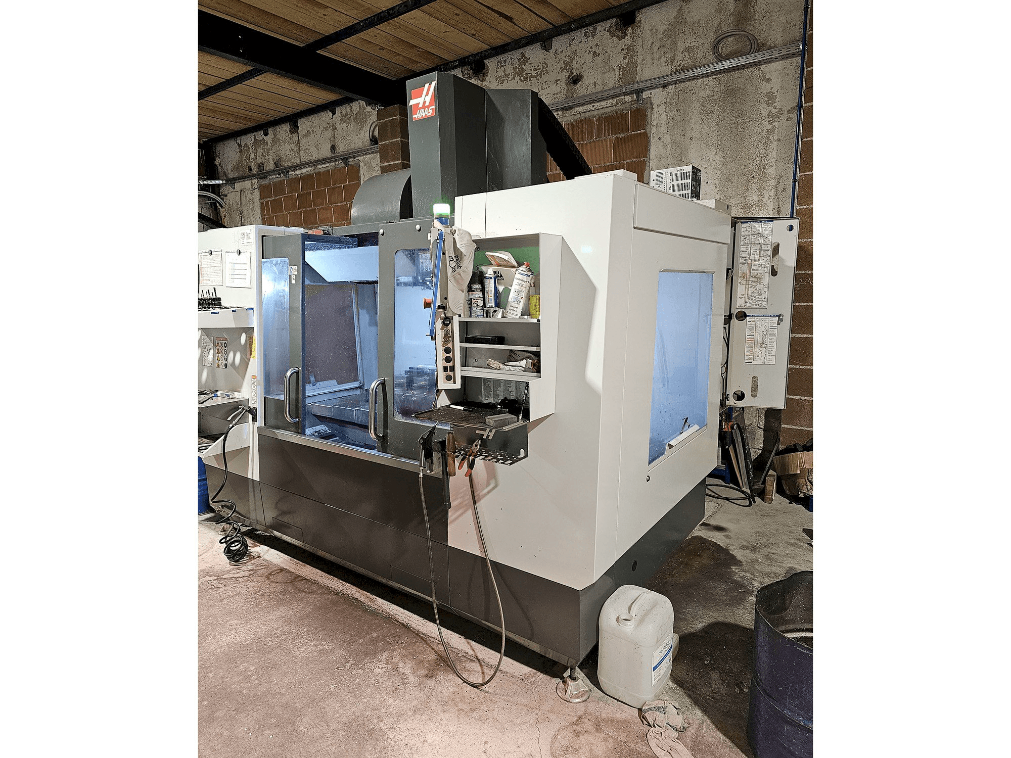 Vue de face de la machine HAAS VM3