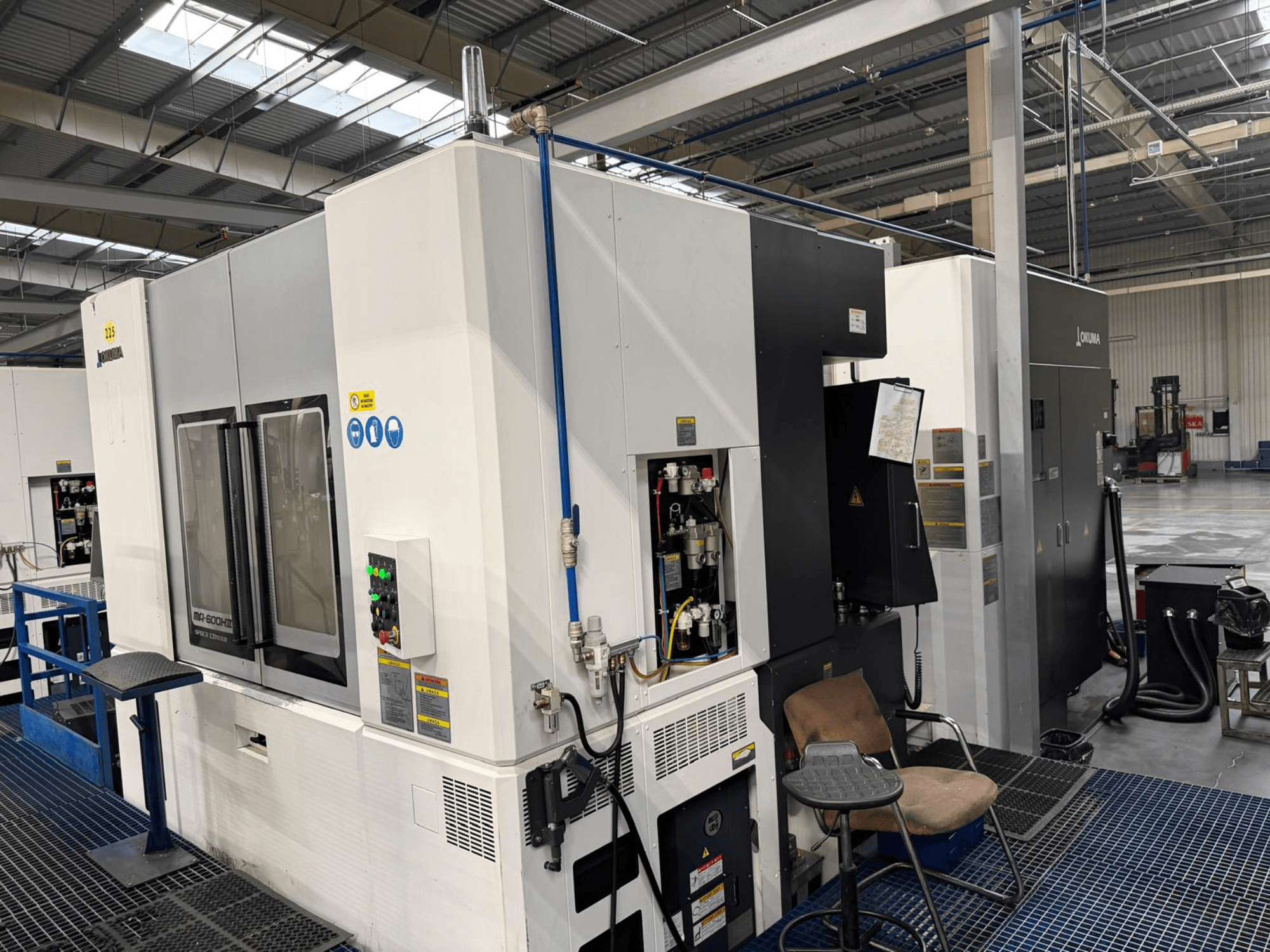 Centre d'usinage horizontal Okuma MA 600H II, vue de face, avec panneau de commande et indicateurs opérationnels.