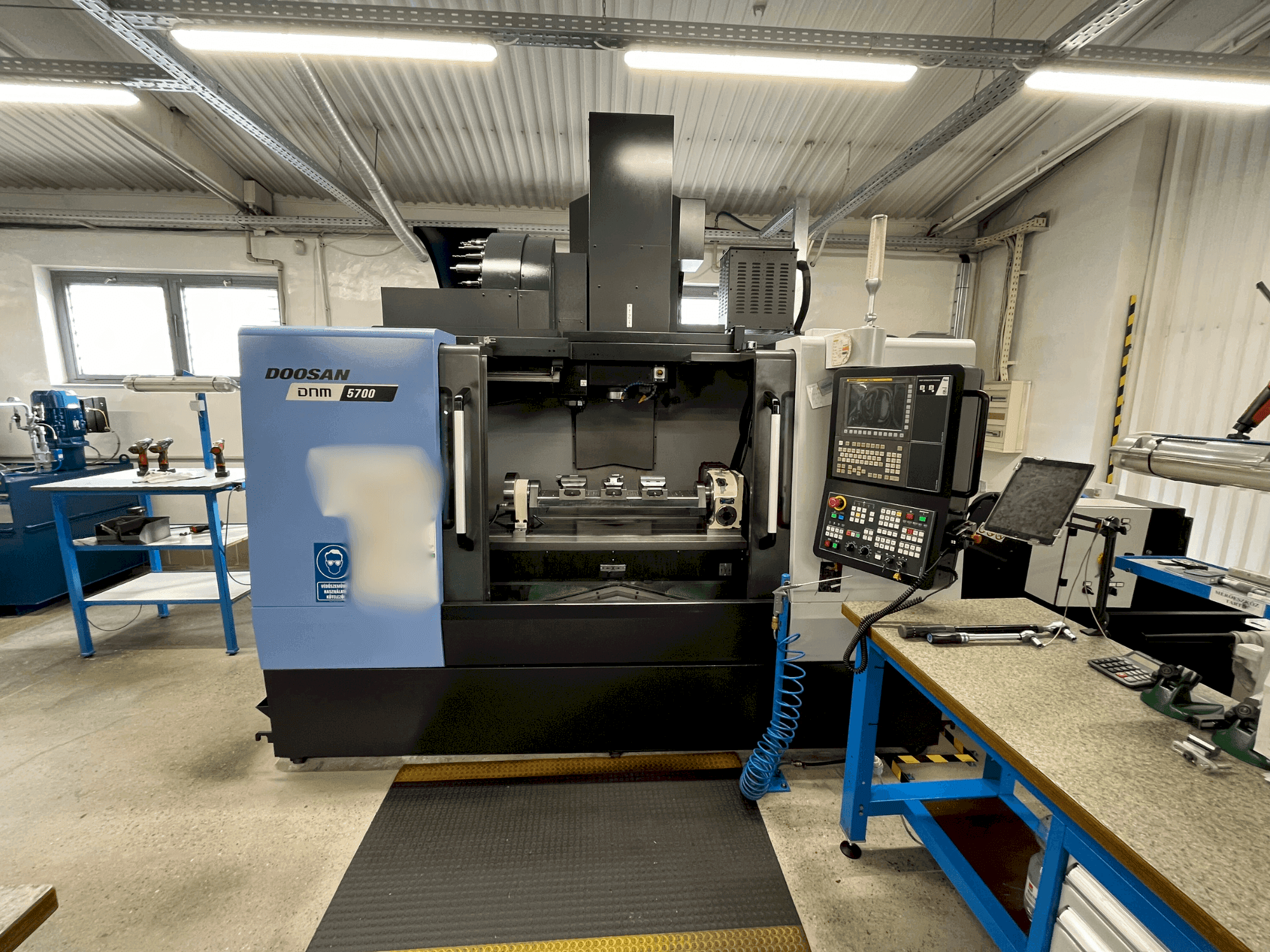 Vue de face de la machine DOOSAN DNM 5700