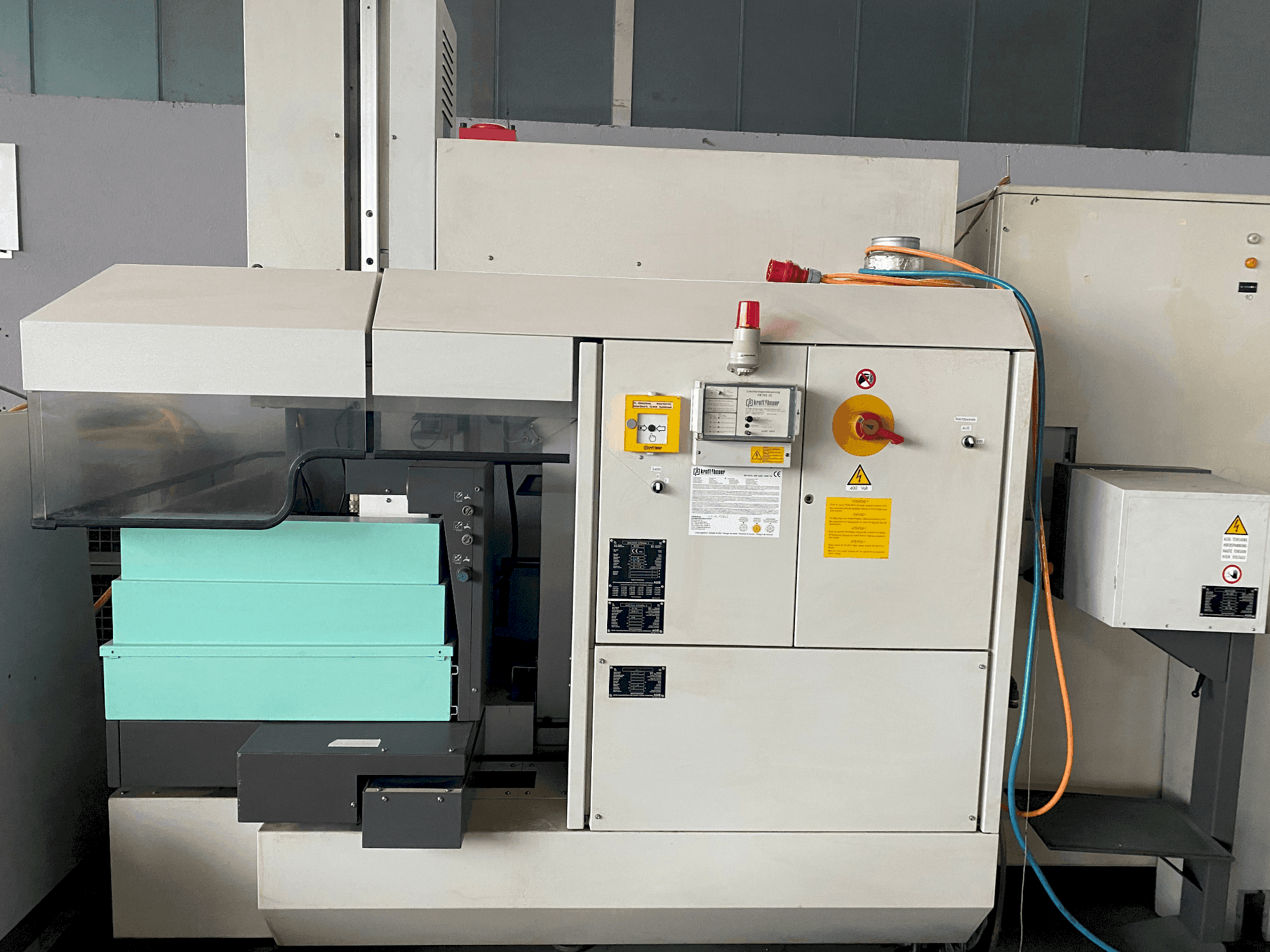 Vue de face de la machine AGIE Agietron Integral 2