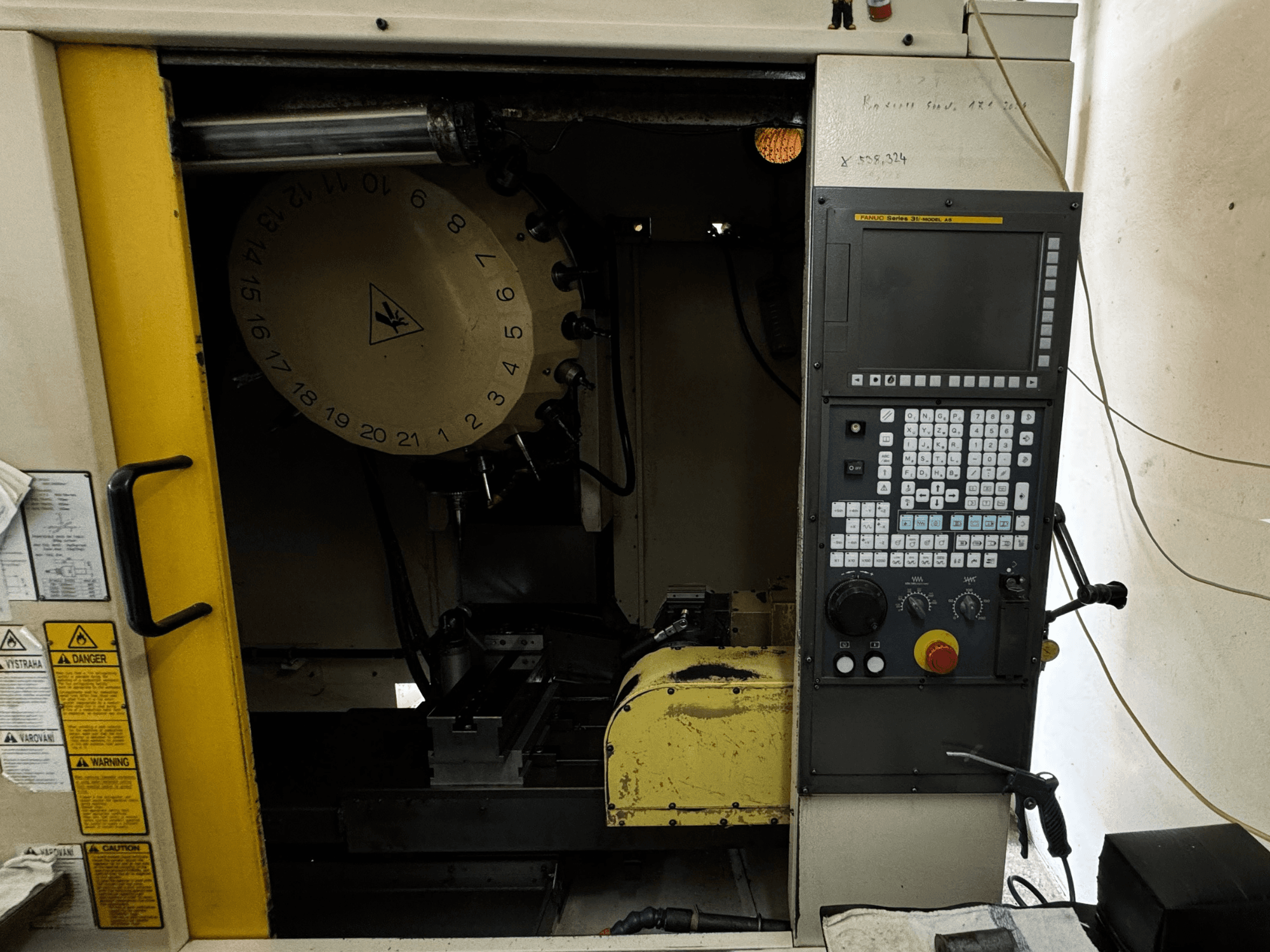 Centre d'usinage vertical FANUC Robodrill alpha-T21iFL, vue de face montrant le panneau de commande et le magasin d'outils.