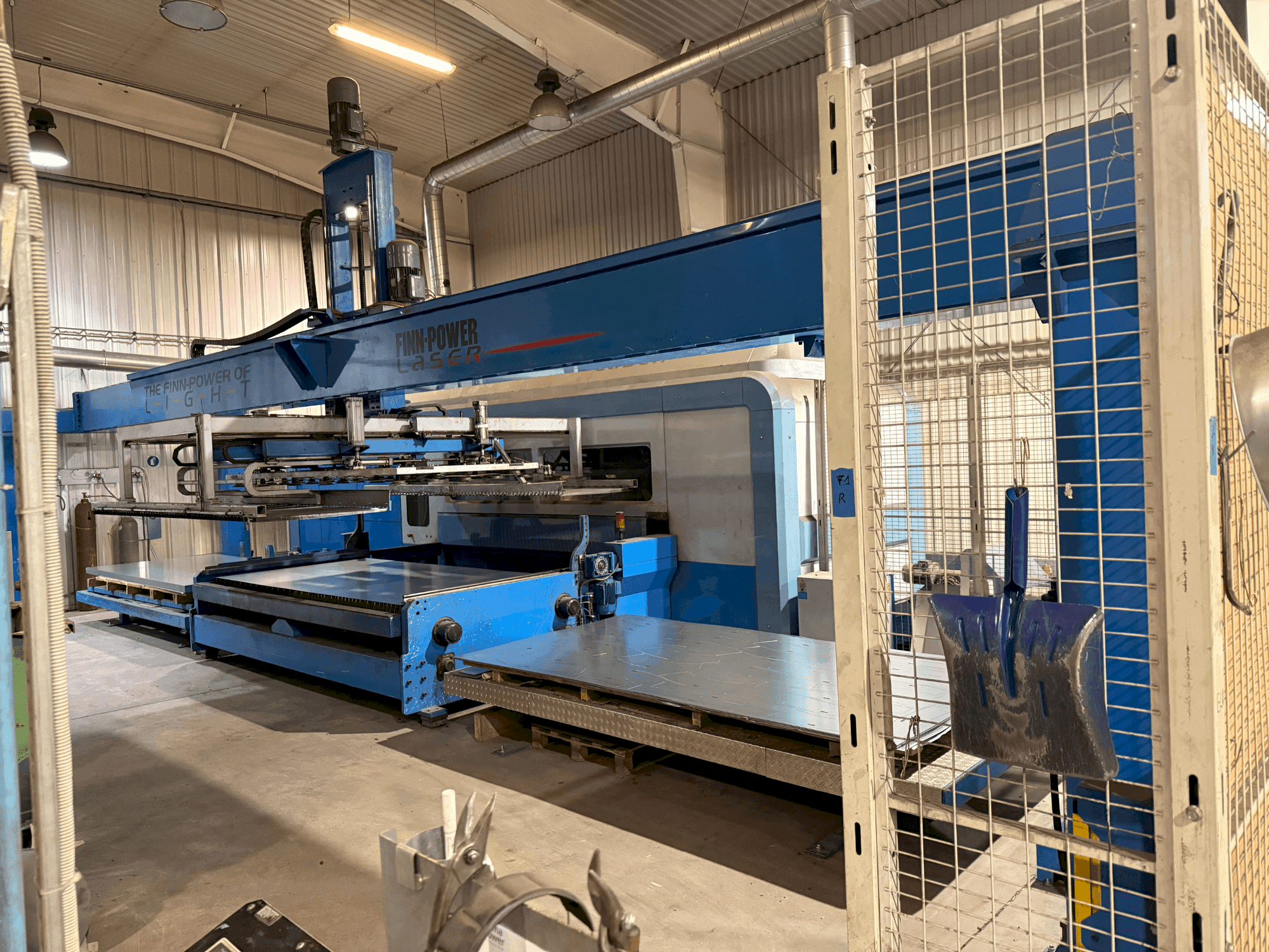 Vue de face de la machine Finn-Power FPL6-BL