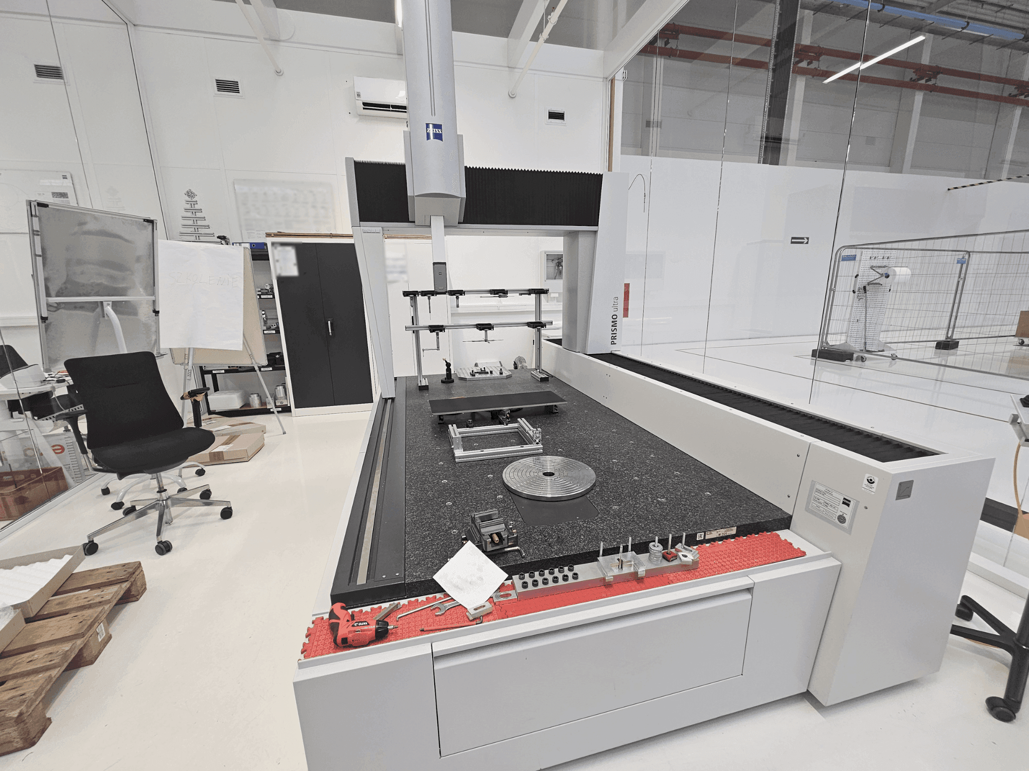 Vue de face de la machine ZEISS PRISMO 12/24/10 ultra