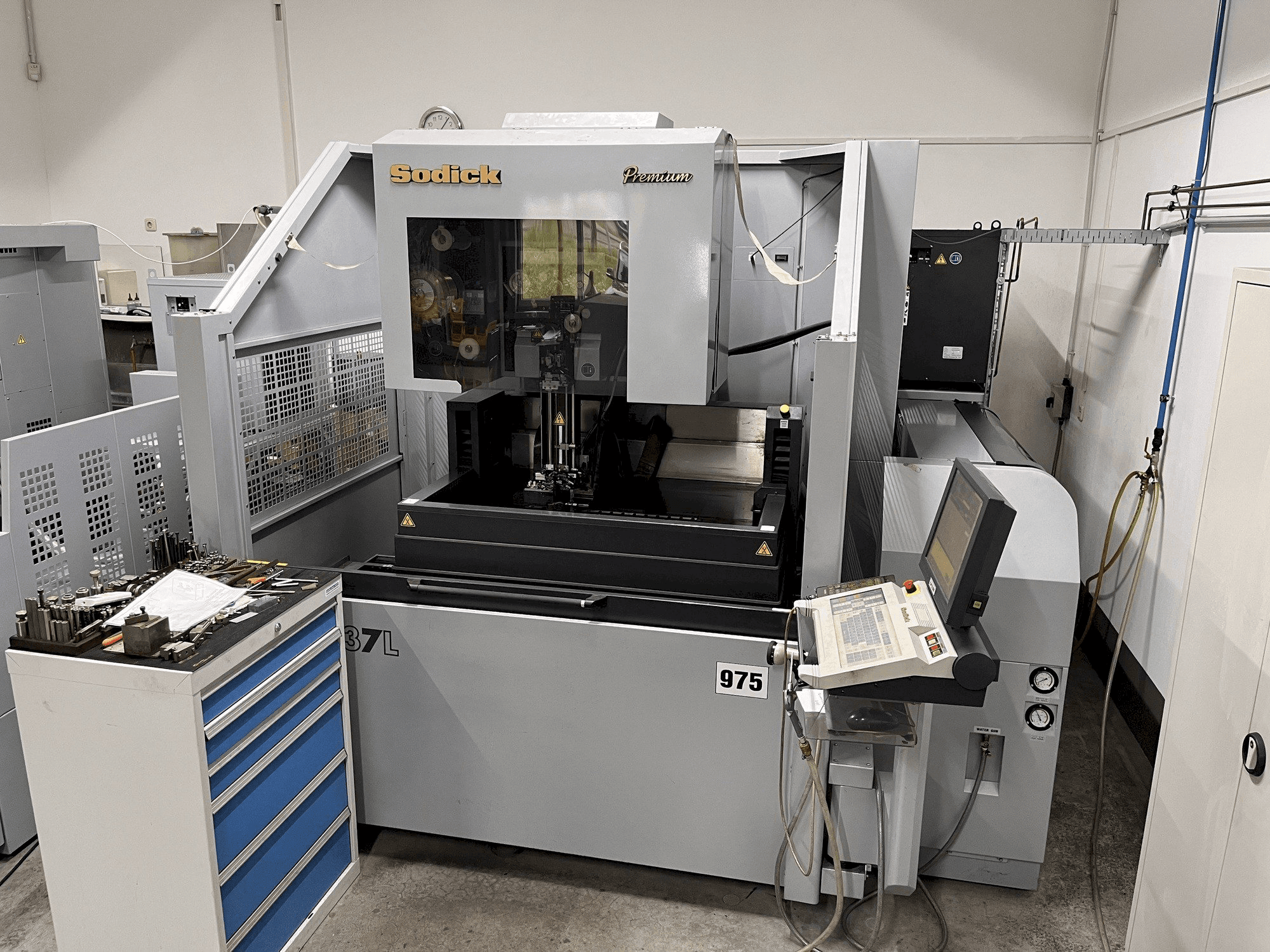 Vue de face de la machine Sodick AQ537L