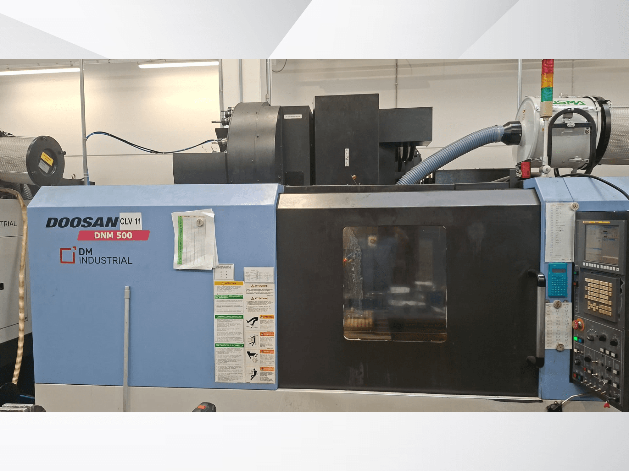 Vue latérale du centre d'usinage vertical DOOSAN DNM 500, mettant en évidence le panneau de commande et les éléments opérationnels.