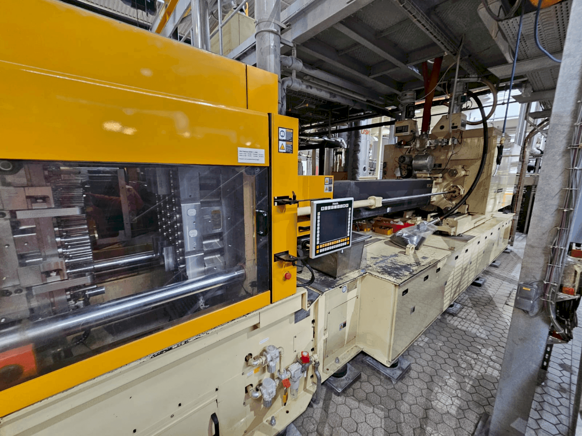 Vue de face de la machine Husky HPETL230E-RSE95D-95