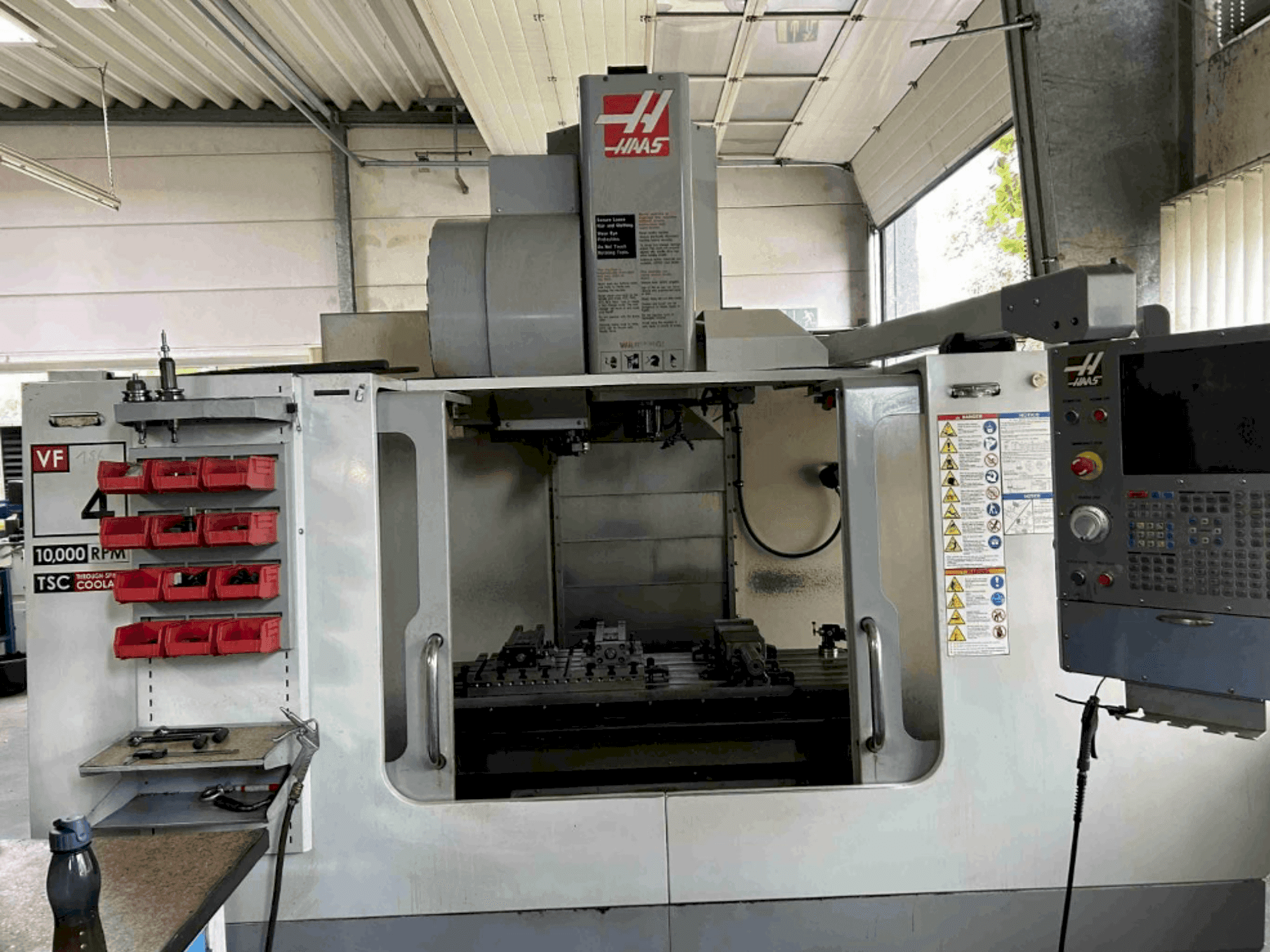 Vue de face de la machine HAAS VF4 BHE
