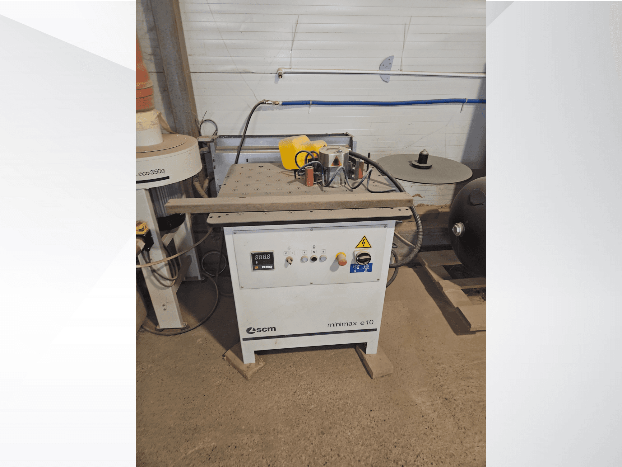 Machine à travailler le bois SCM Minimax E10, vue de face, avec panneau de commande, orifice pour la poussière et surface de travail réglable.