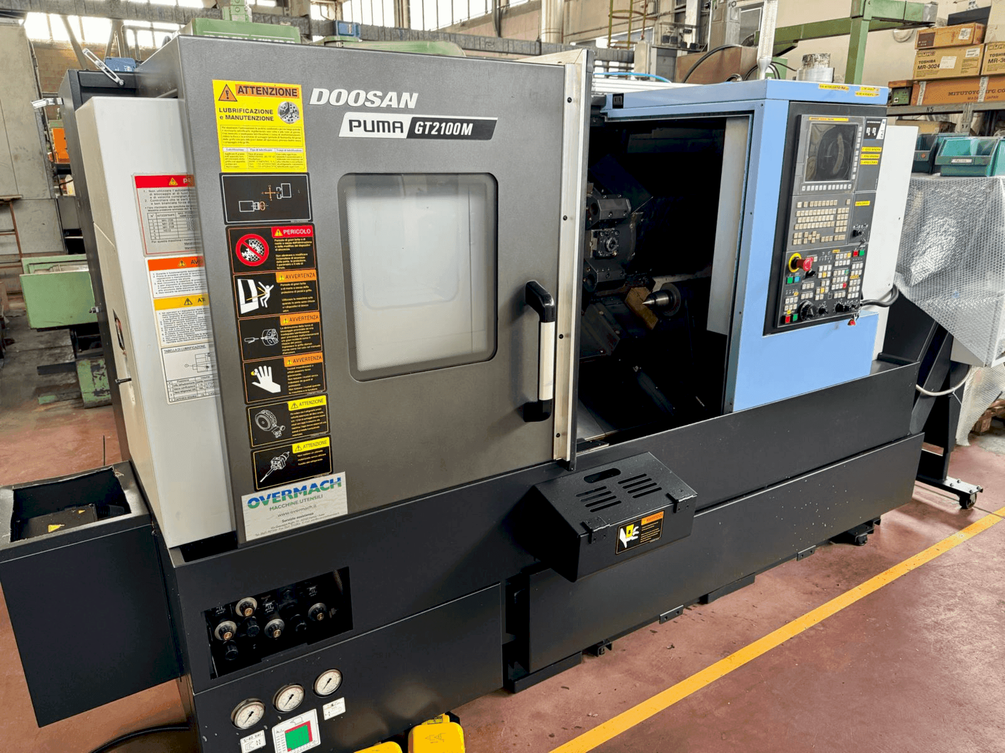 Vue de face de la machine DOOSAN PUMA GT 2100M