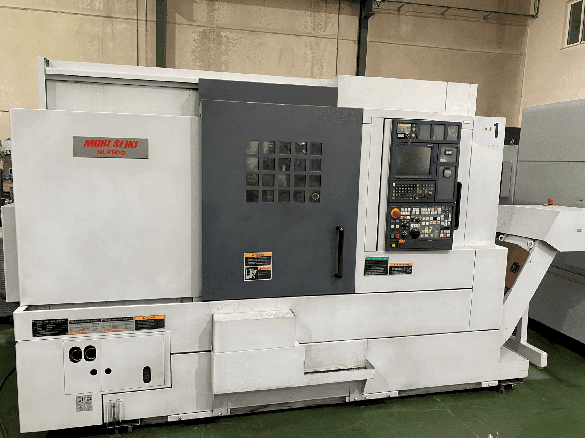 Vue de face de la machine MORI SEIKI NL 2500 SY (2007)