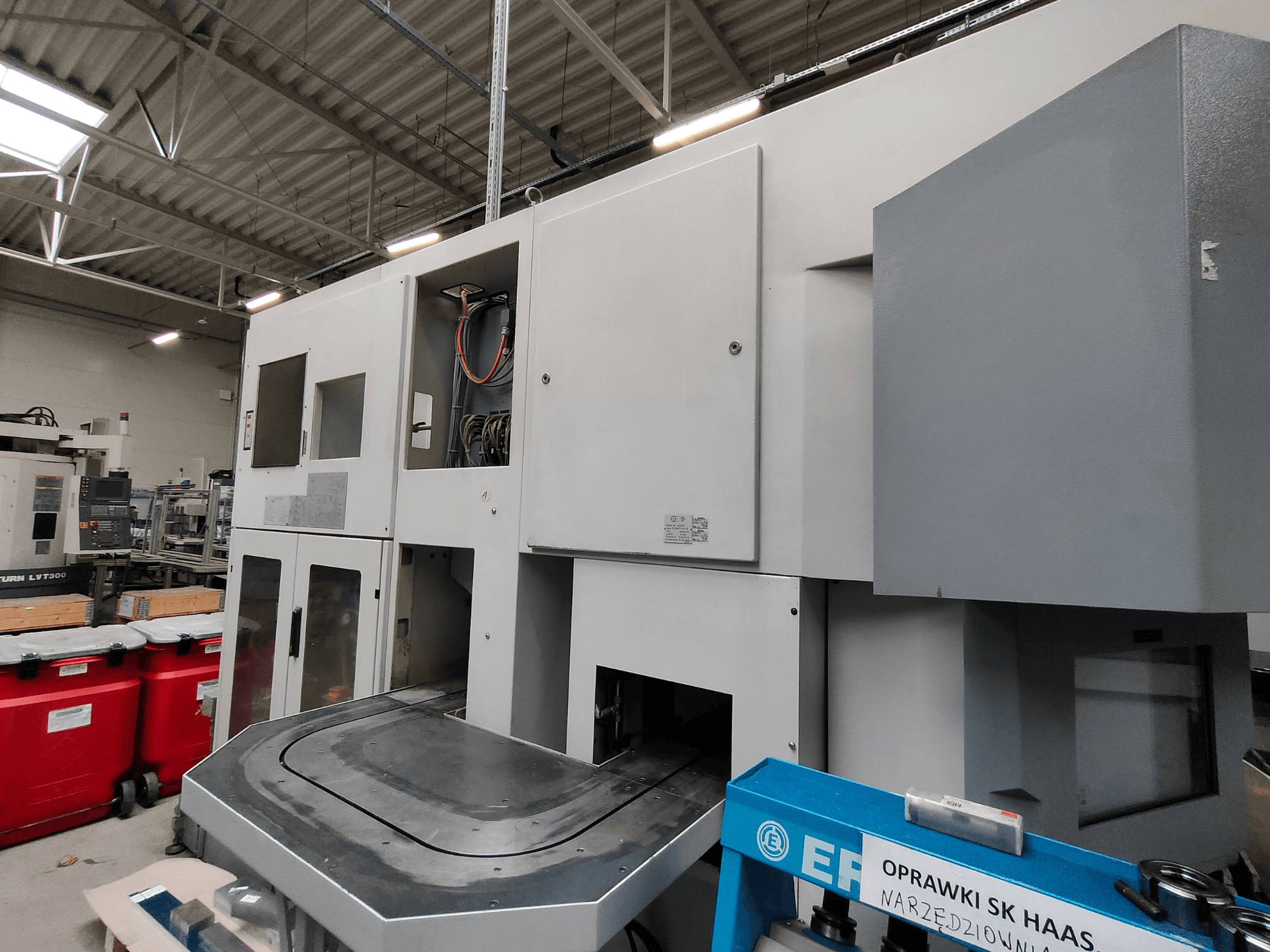 Tour vertical EMAG VSC 250 présenté de côté, doté de panneaux de commande et d'une grande zone de travail.