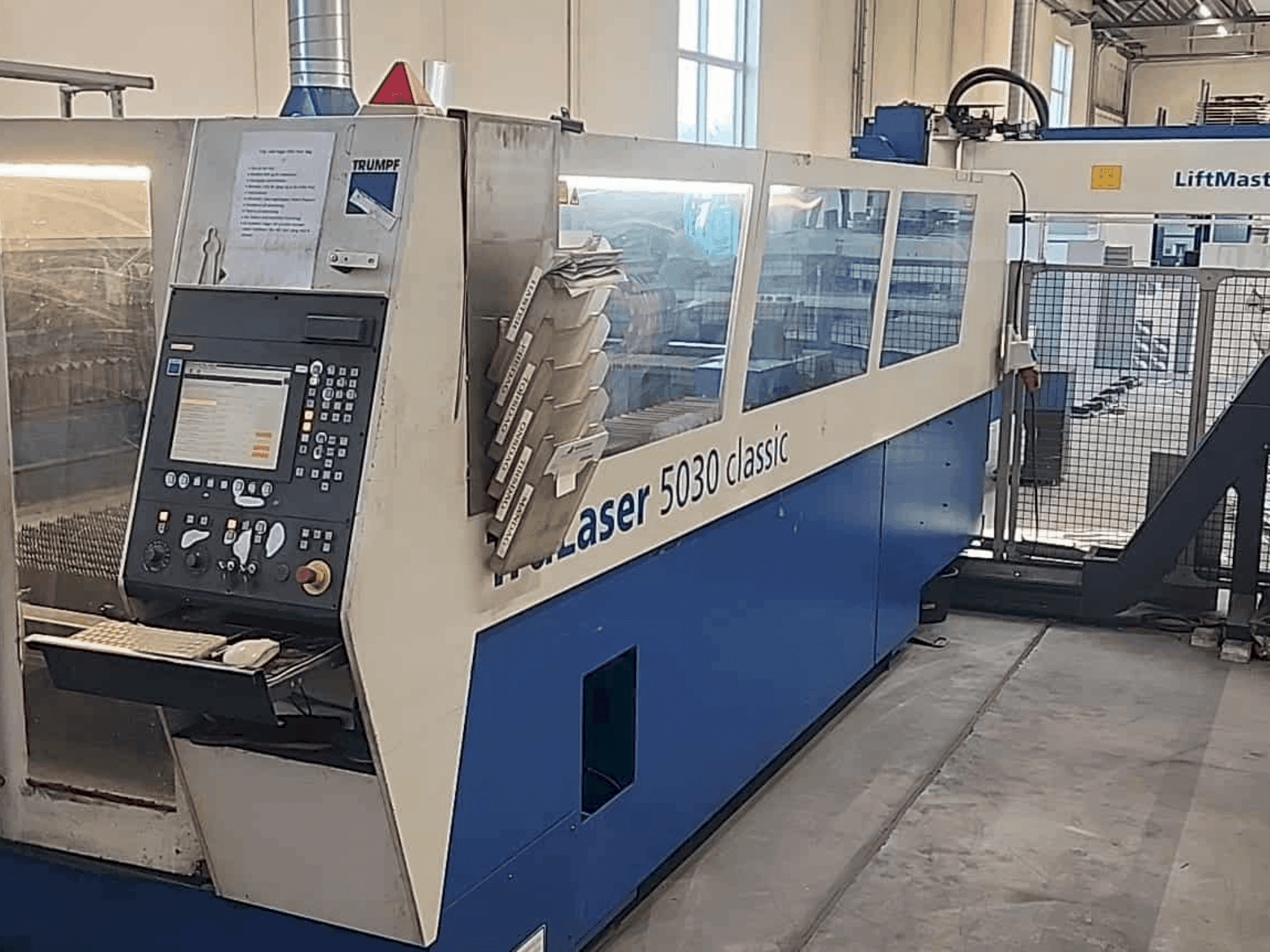 Vue de face de la machine TRUMPF TruLaser 5030 classic