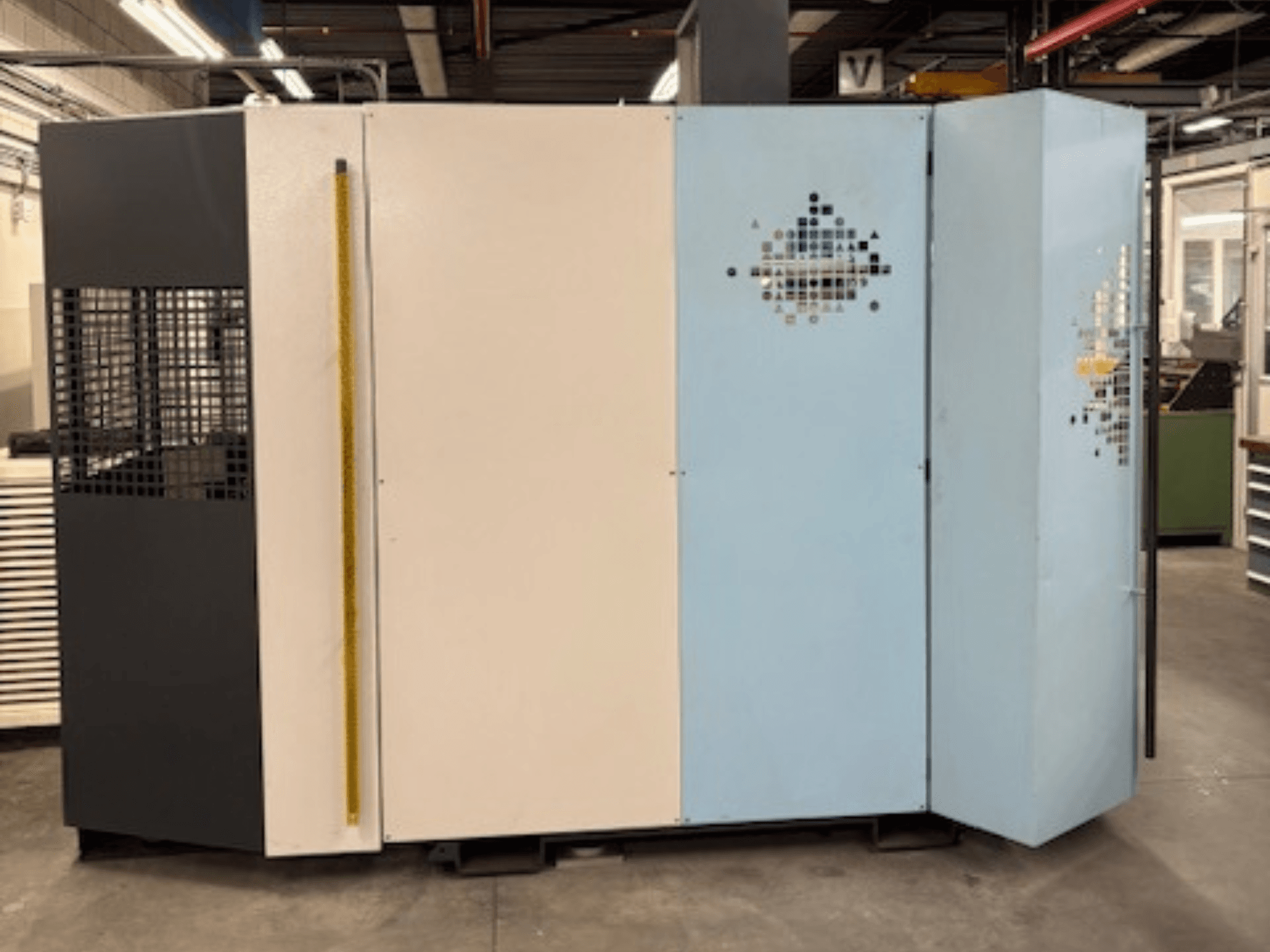 Machine d'électroérosion à fil +GF+ AgieCharmilles AGIECUT PROGRESS V4, vue de face avec panneaux multicolores et grille de sécurité.