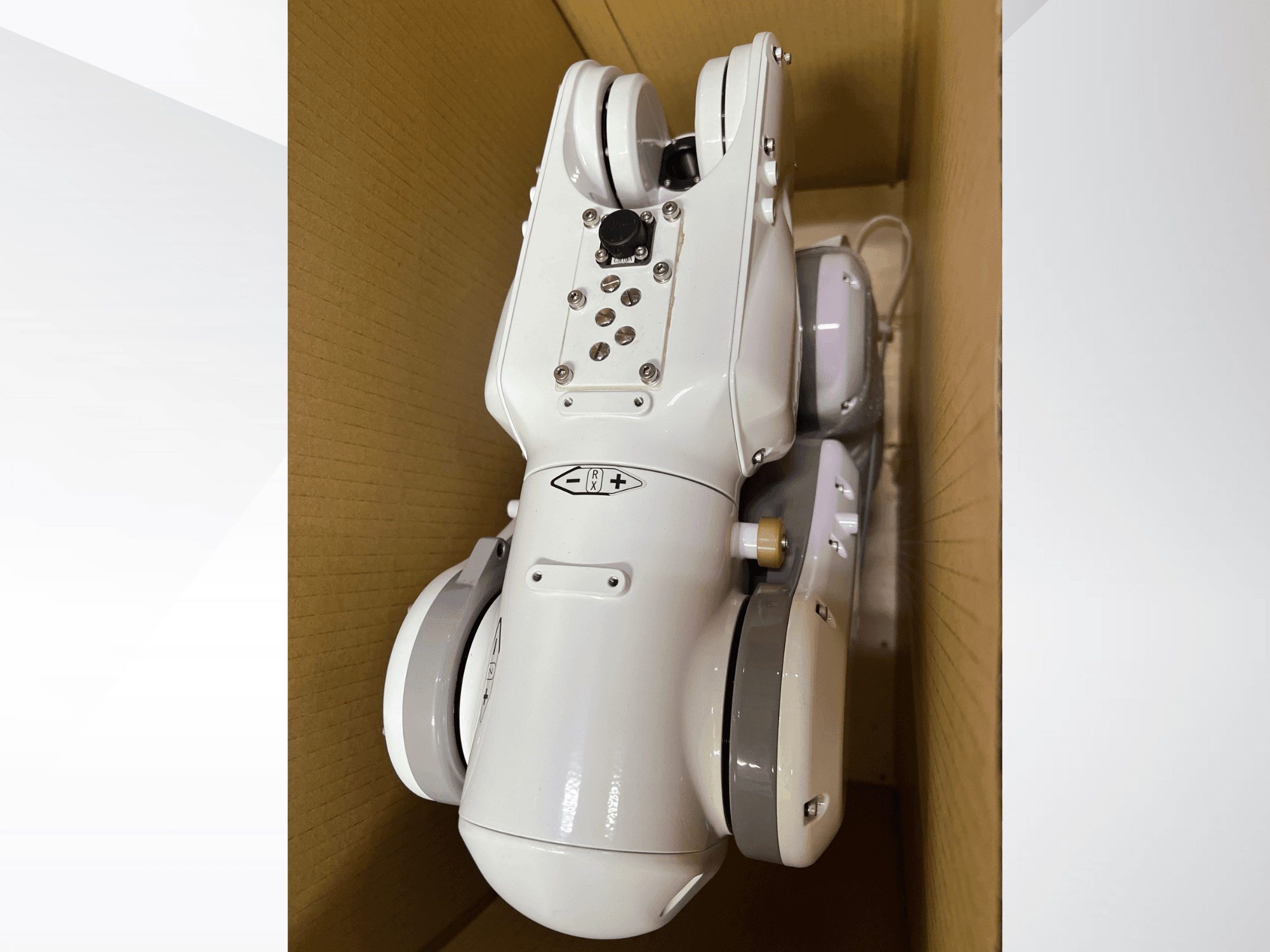 Bras robotique NACHI MZ04D vu de dessus, montrant son design blanc élégant et son panneau de commande avec boutons et indicateurs.