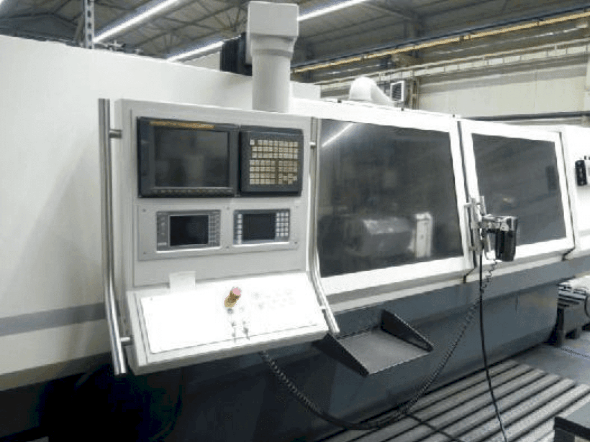 Vue de face de la machine STUDER S40 CNC