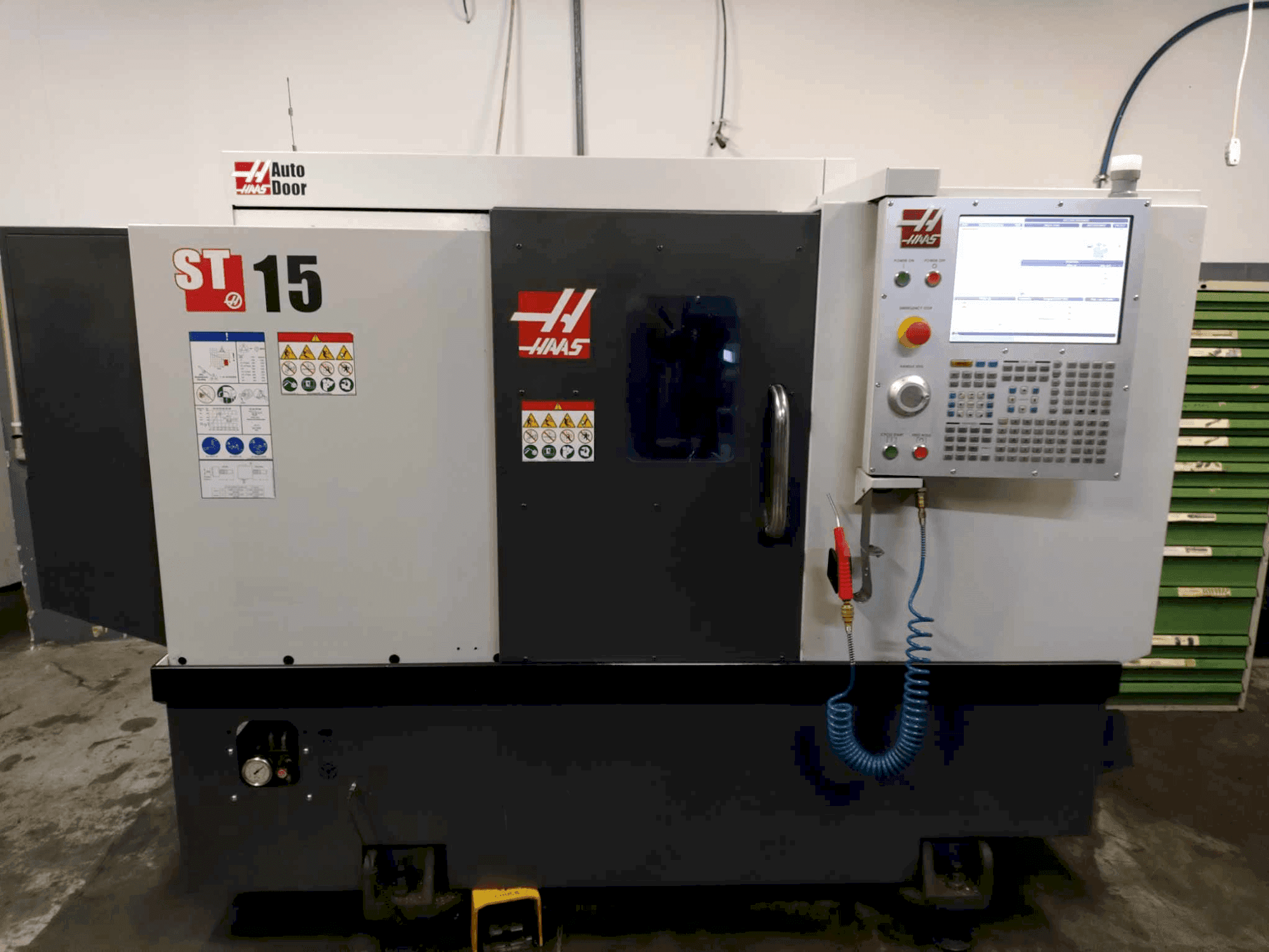 Vue de face de la machine HAAS ST-15