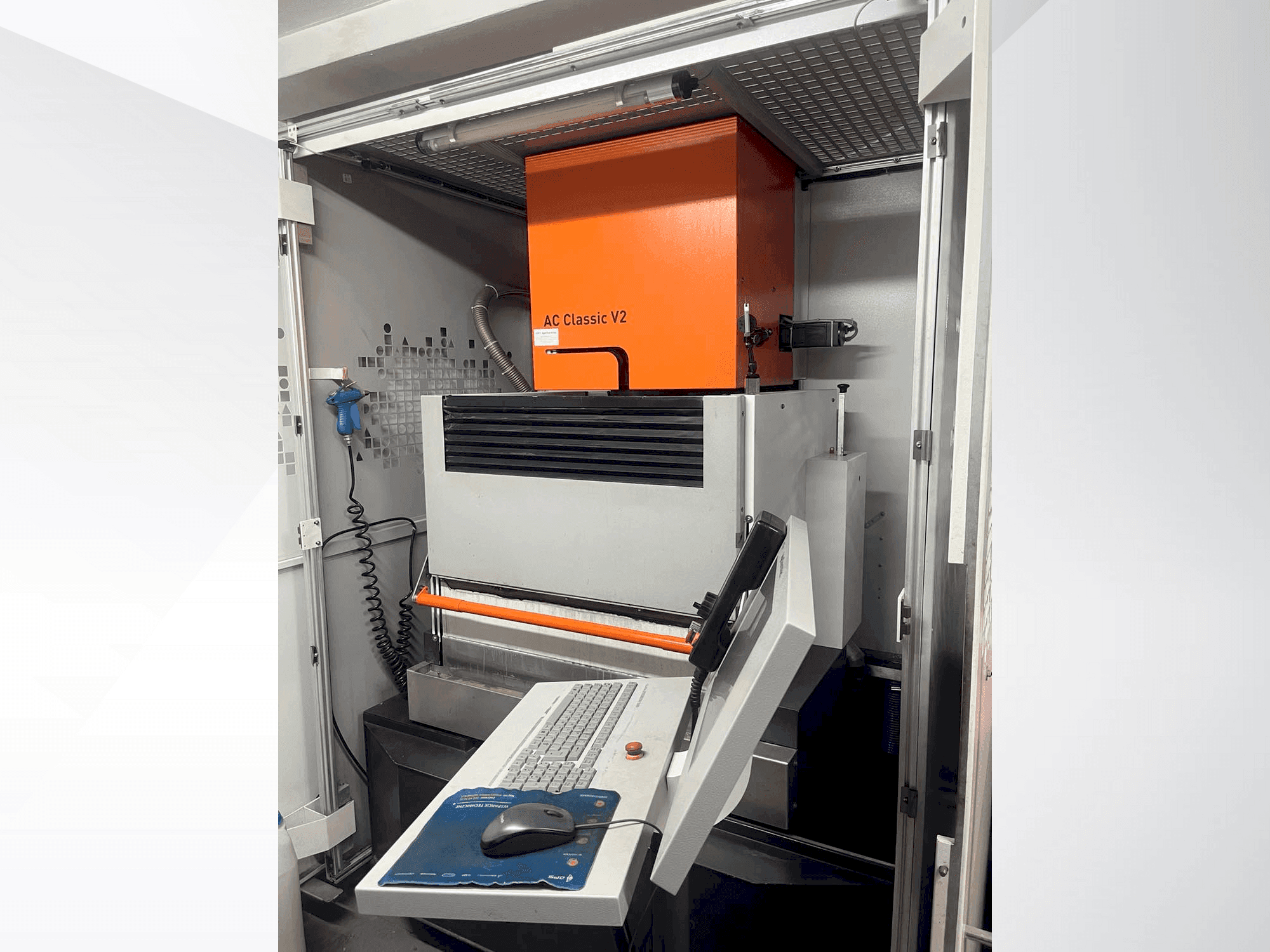 Vue de face de la machine AgieCharmilles Classic V2