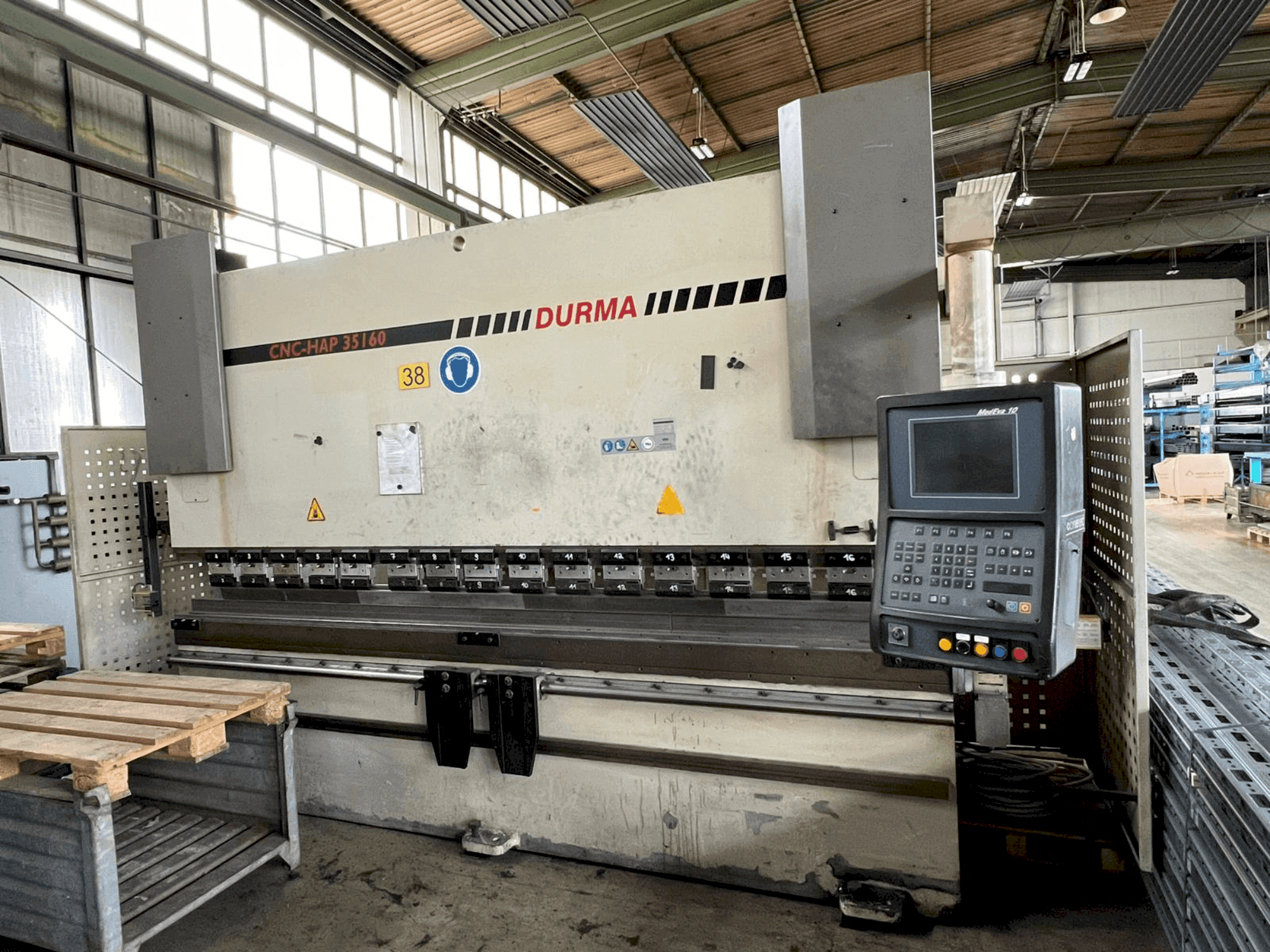 Vue de face de la machine Durma CNC HAP 35160
