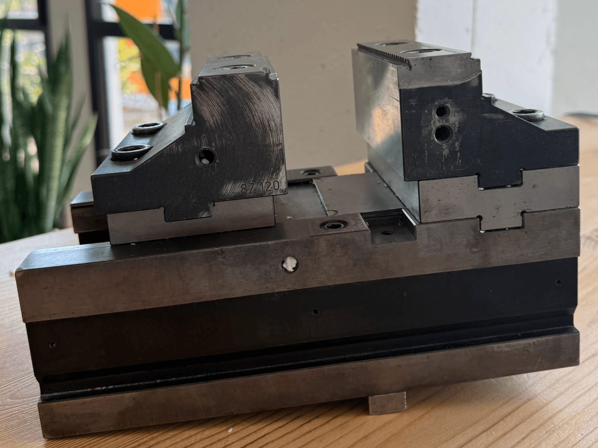 Pince de serrage pour machine-outil TRIGO SCS 120-250, vue de profil, mettant en évidence les deux surfaces de serrage et les nombreux trous de fixation permettant une fixation solide.