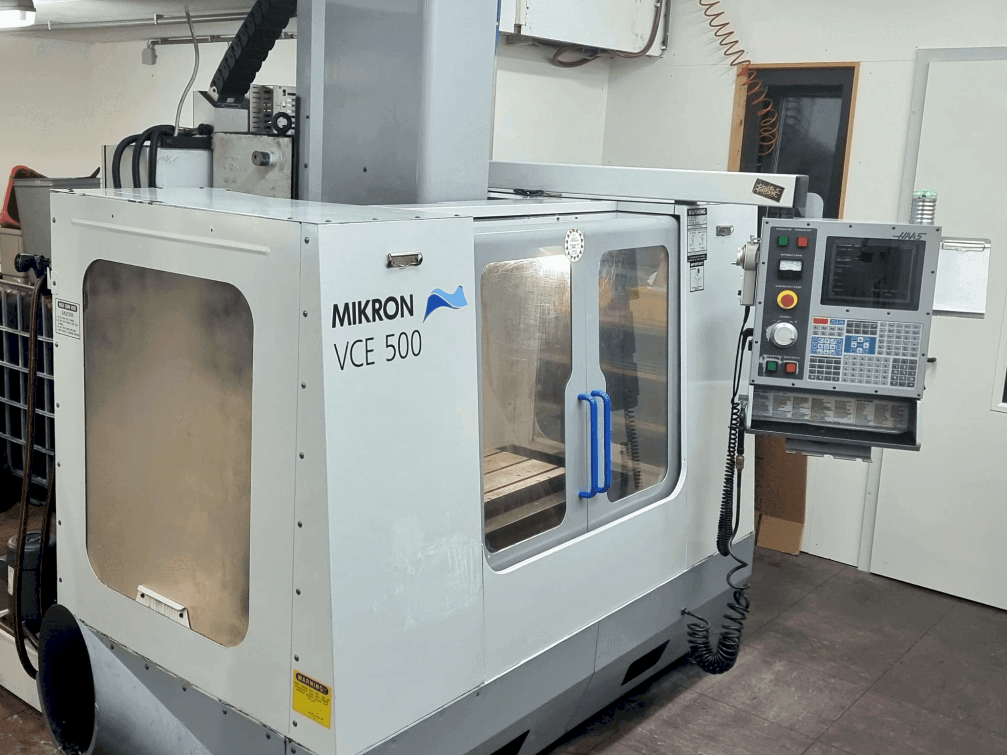 Vue de face de la machine HAAS VCE 550