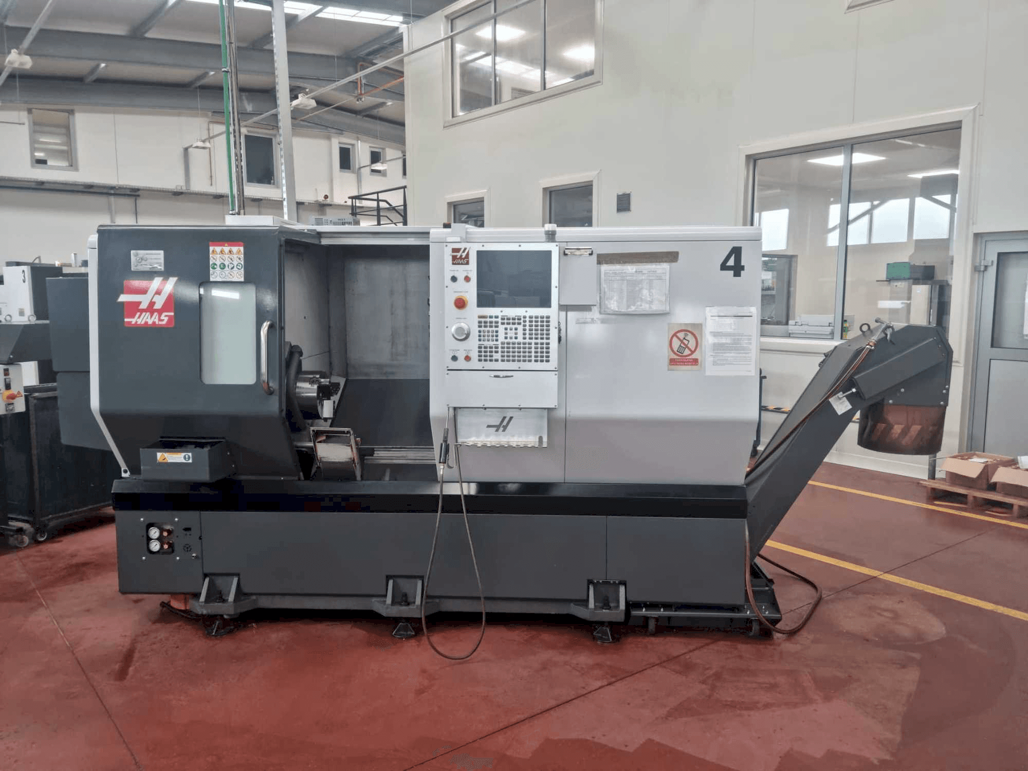 Vue de face de la machine HAAS ST-30Y