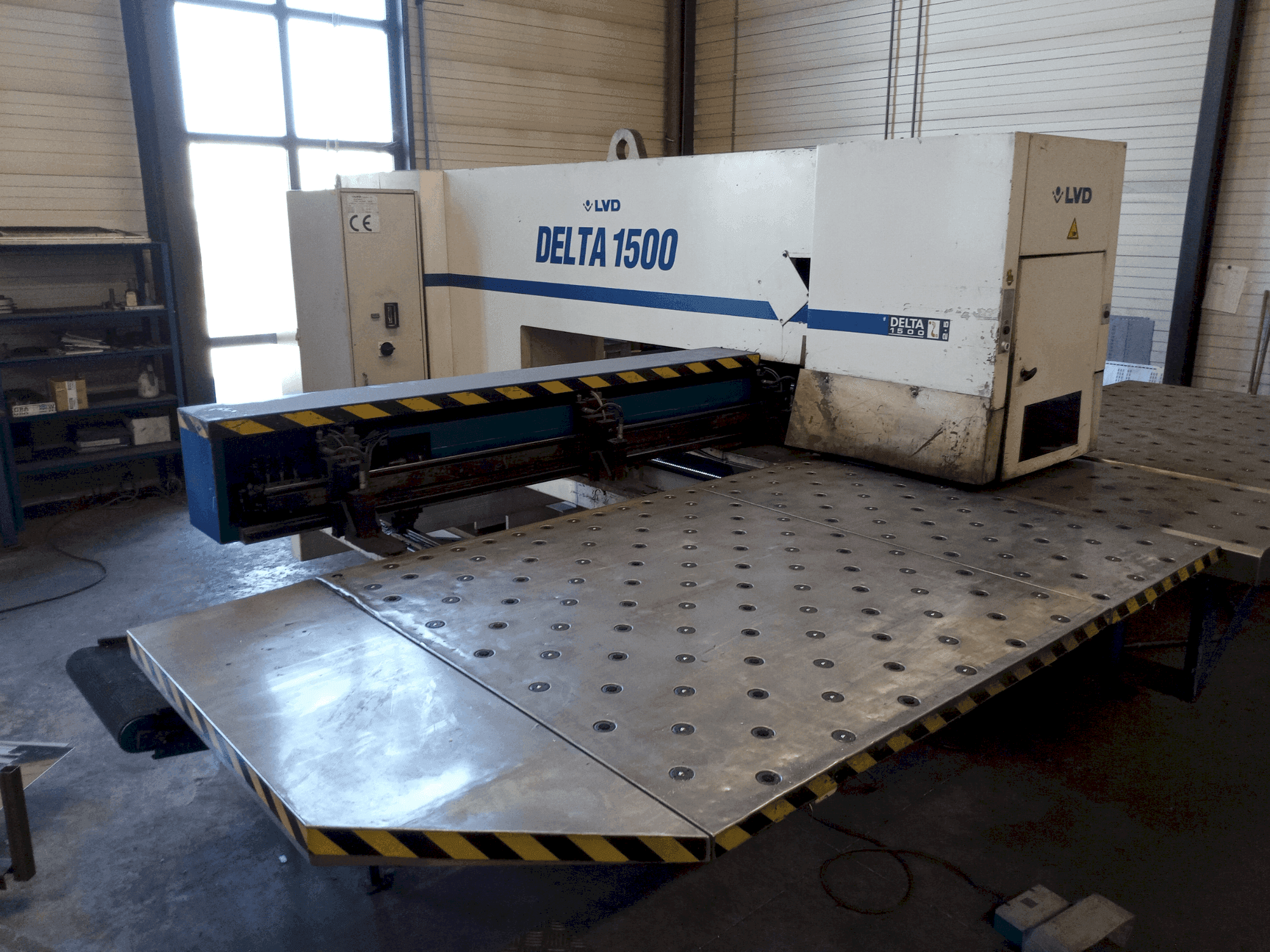 Vue de face de la machine LVD DELTA 1500 LB