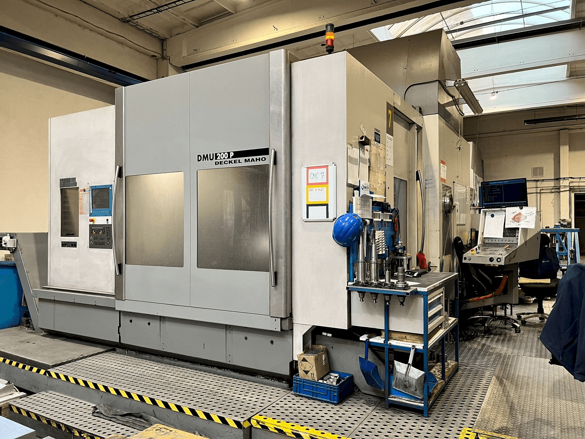 Vue de face de la machine DECKEL MAHO DMU 200P