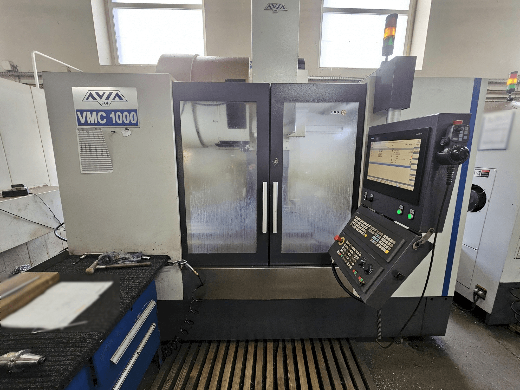 Vue de face de la machine Avia VMC 1000