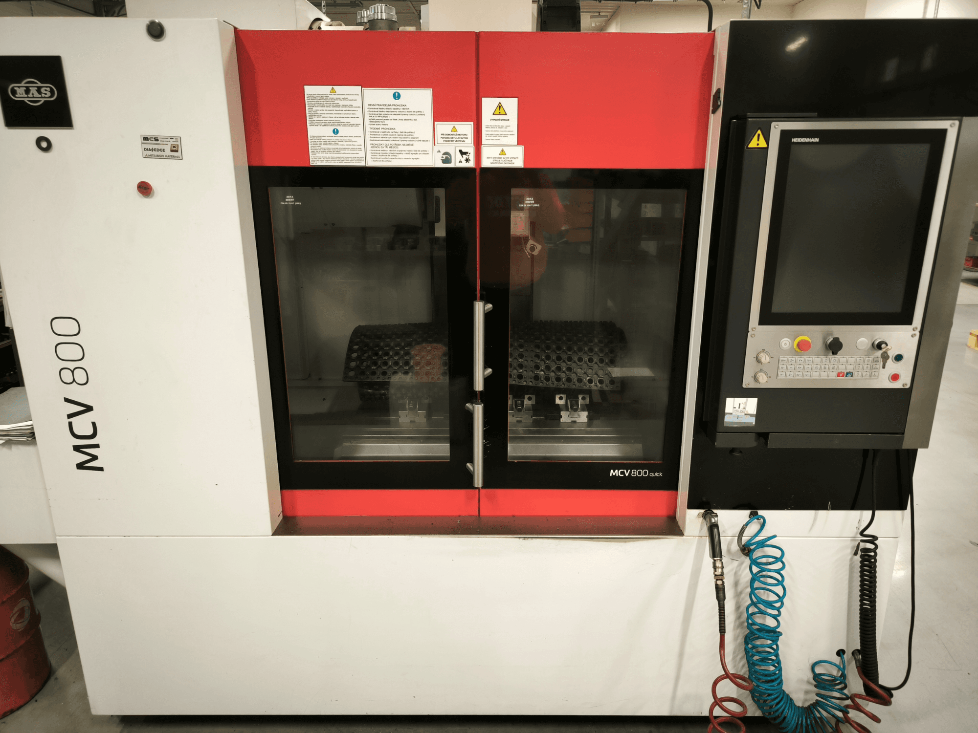 Centre d'usinage vertical KOVOSVIT MAS MCV 800 QUICK, vue de face avec le panneau de commande et les deux portes vitrées présentant l'espace de travail.