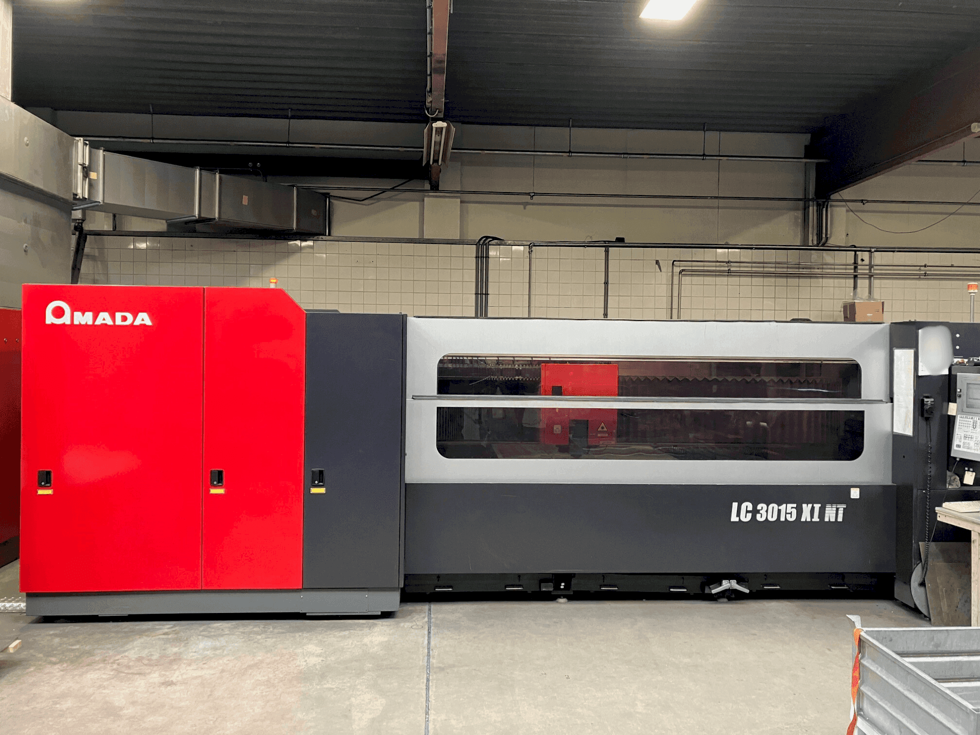 Vue de face de la machine AMADA LC3015X1NT 4kW Co2