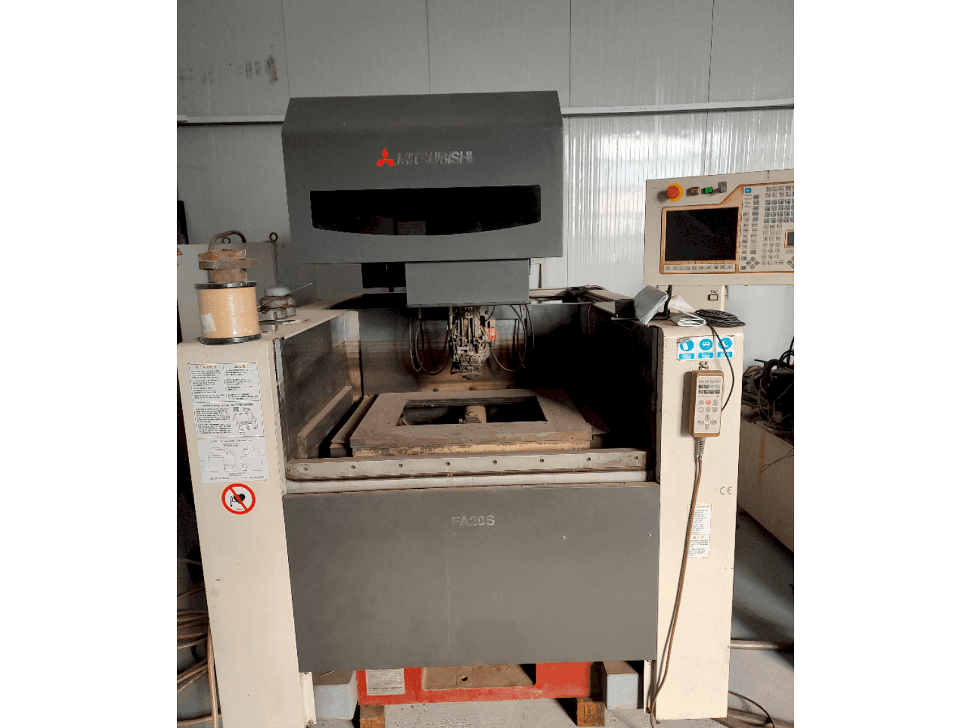 Vue de face de la machine Mitsubishi FA20SM