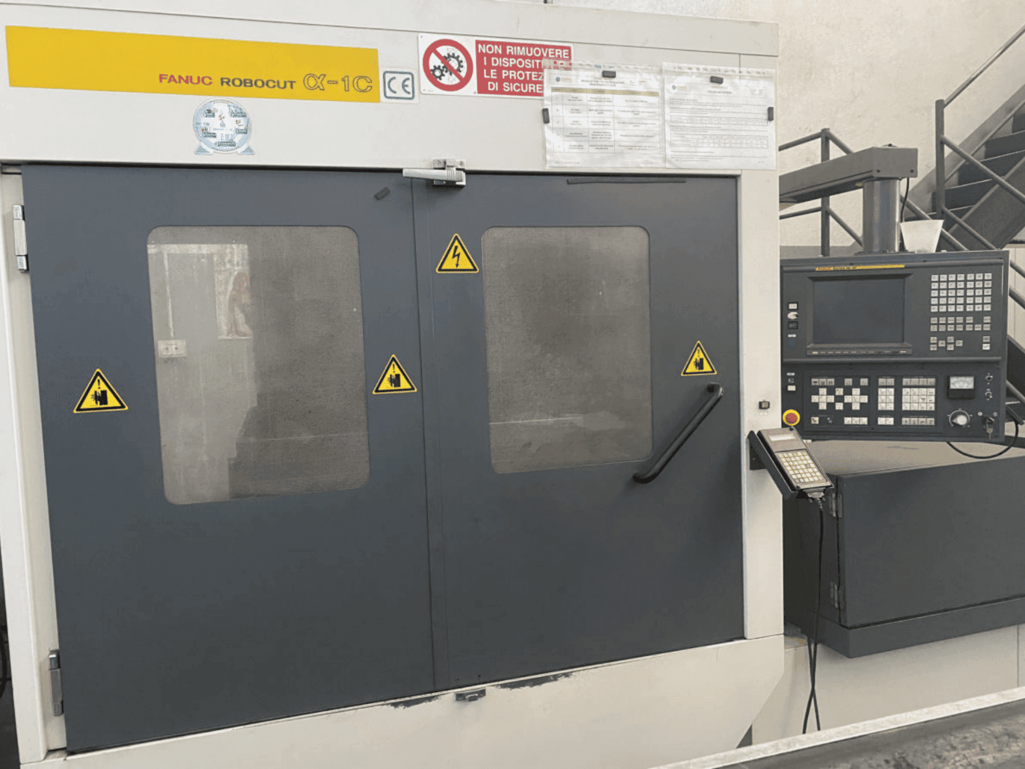 Vue de face de la machine FANUC Robocut alpha-1C