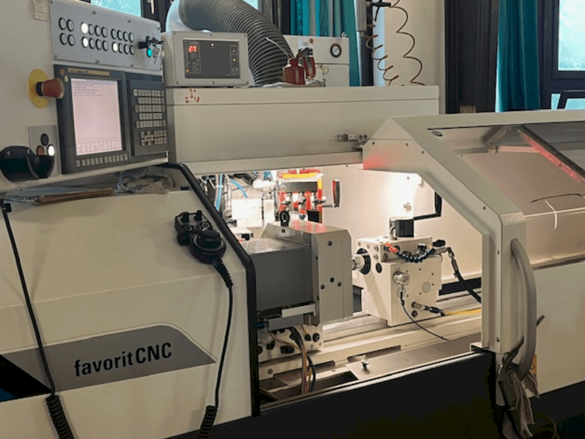 Vue de face de la machine STUDER favorit CNC