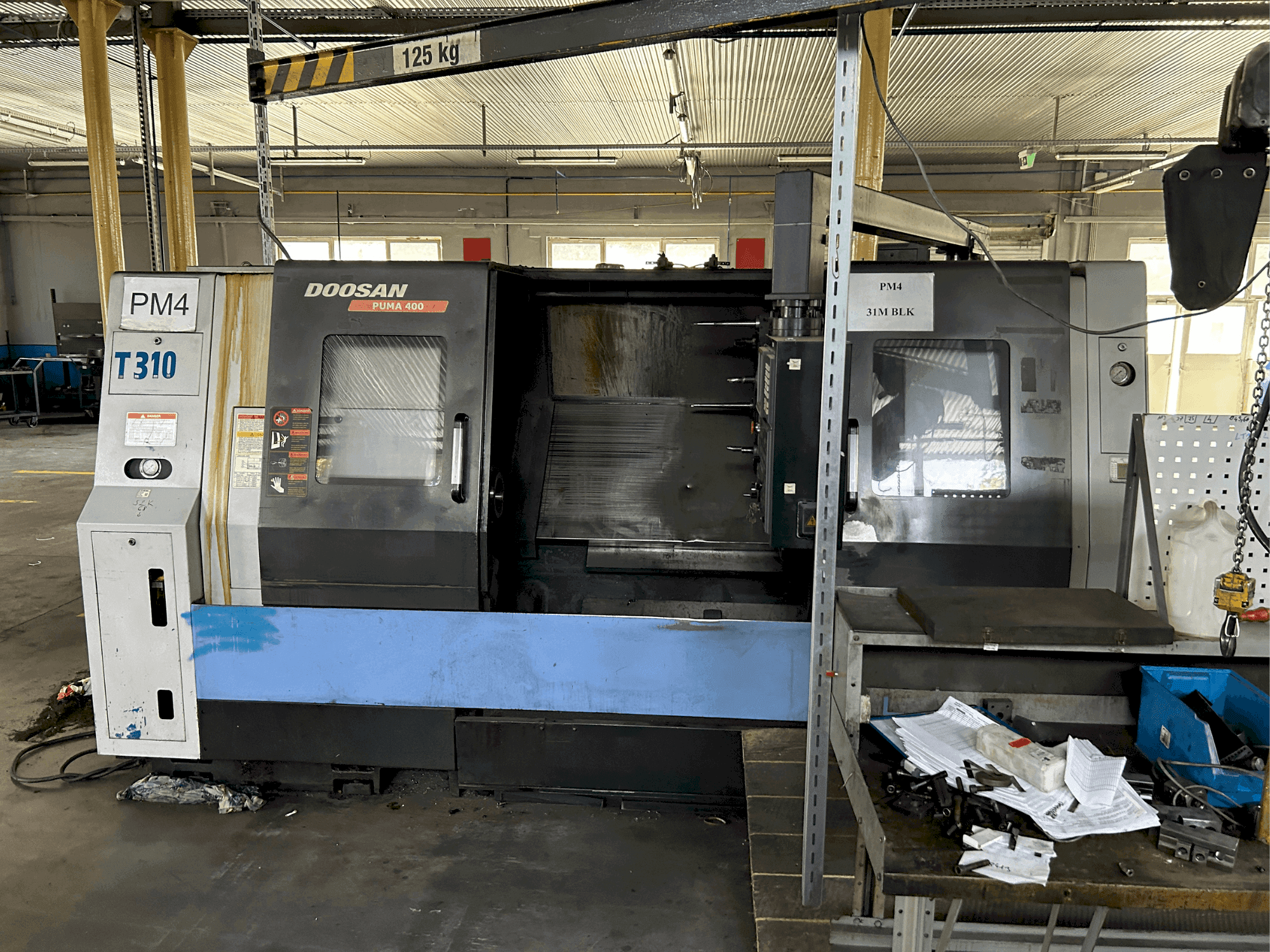 Vue de face de la machine DOOSAN puma 400 B