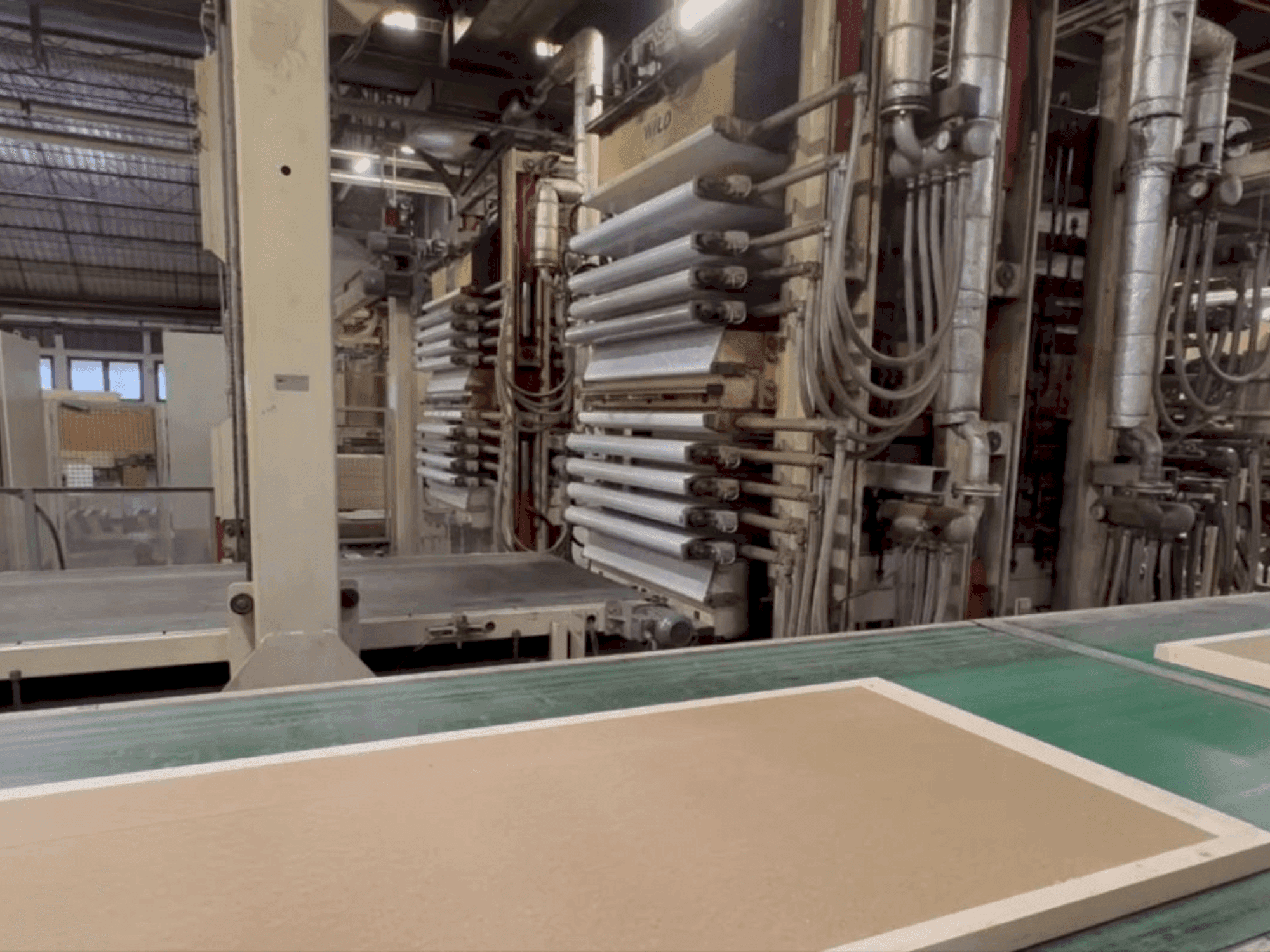 Vue de face de la machine WILD Door leaf press line