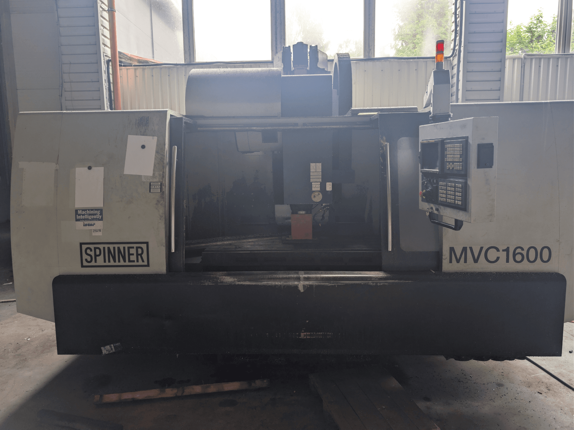 Le centre d'usinage vertical SPINNER MVC-1600, vu de face, présente le panneau de commande et la zone d'usinage. Convient à l'usinage de précision.