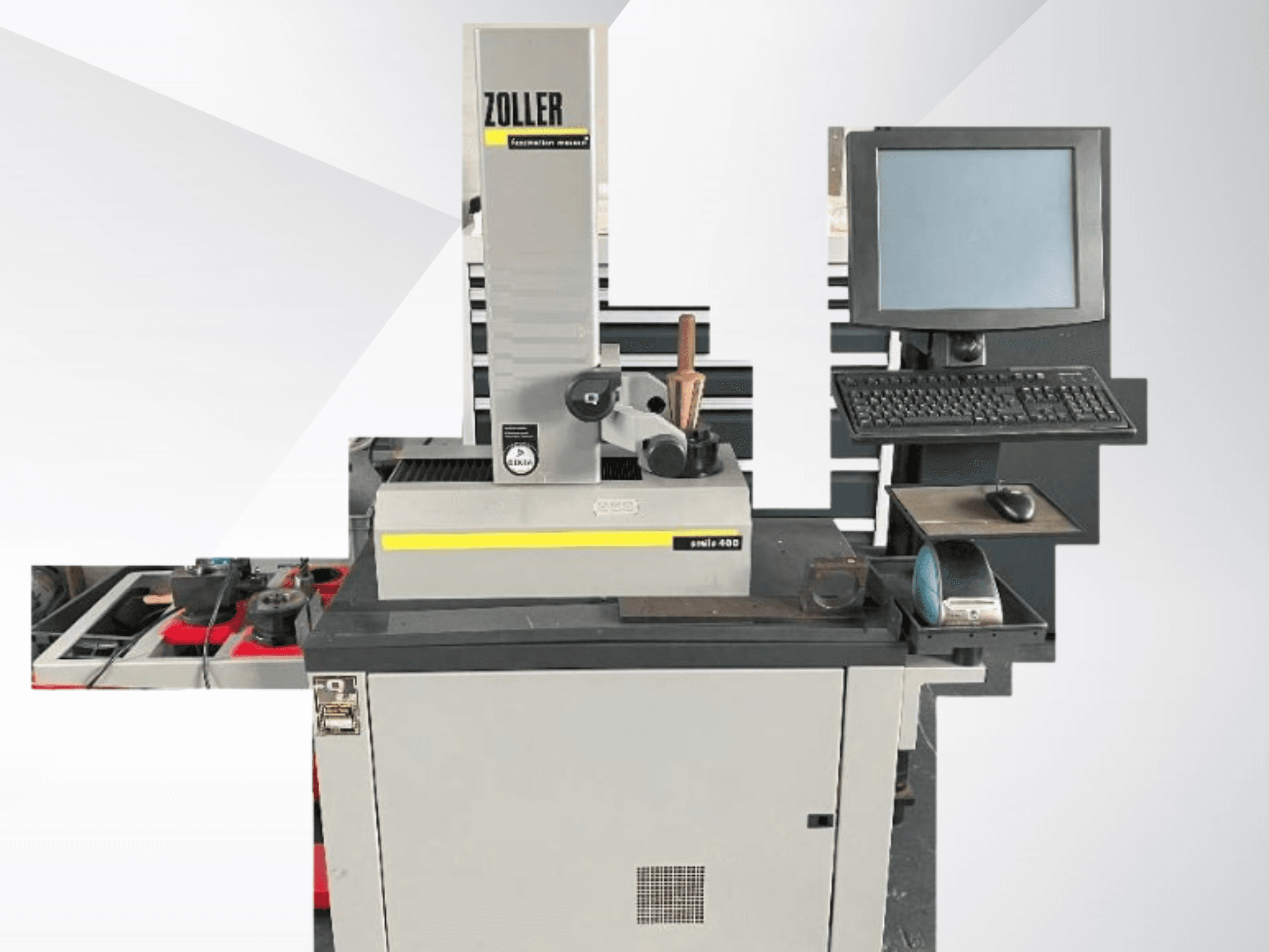 Machine à mesurer ZOLLER avec écran d'ordinateur, clavier et outils ; vue de face montrant la couleur grise et le design moderne.