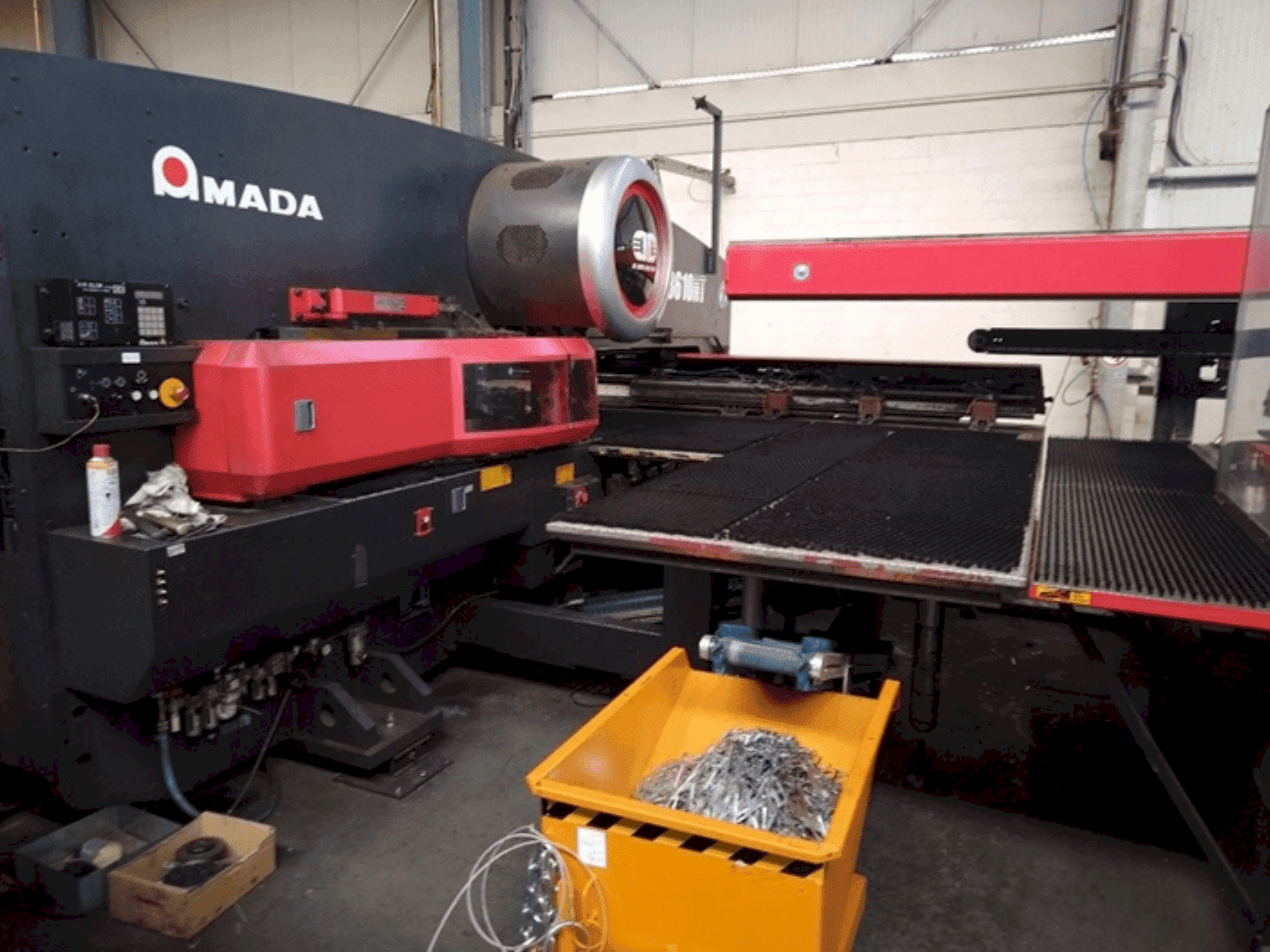 Vue de face de la machine AMADA EMZ 3510 NT