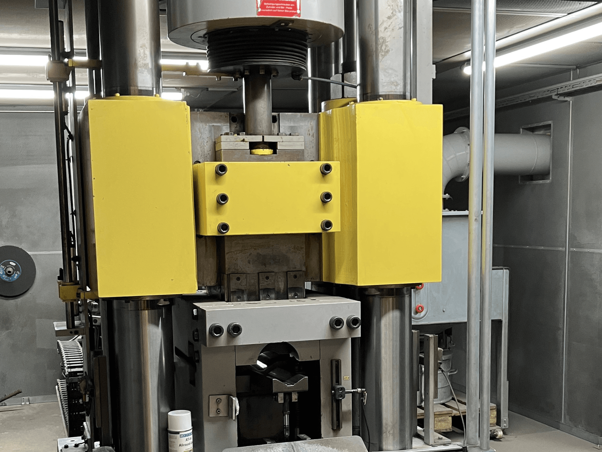 Presse hydraulique WINTER VSP 350 vue de côté, avec des éléments jaunes et gris, des vérins hydrauliques et des commandes visibles.