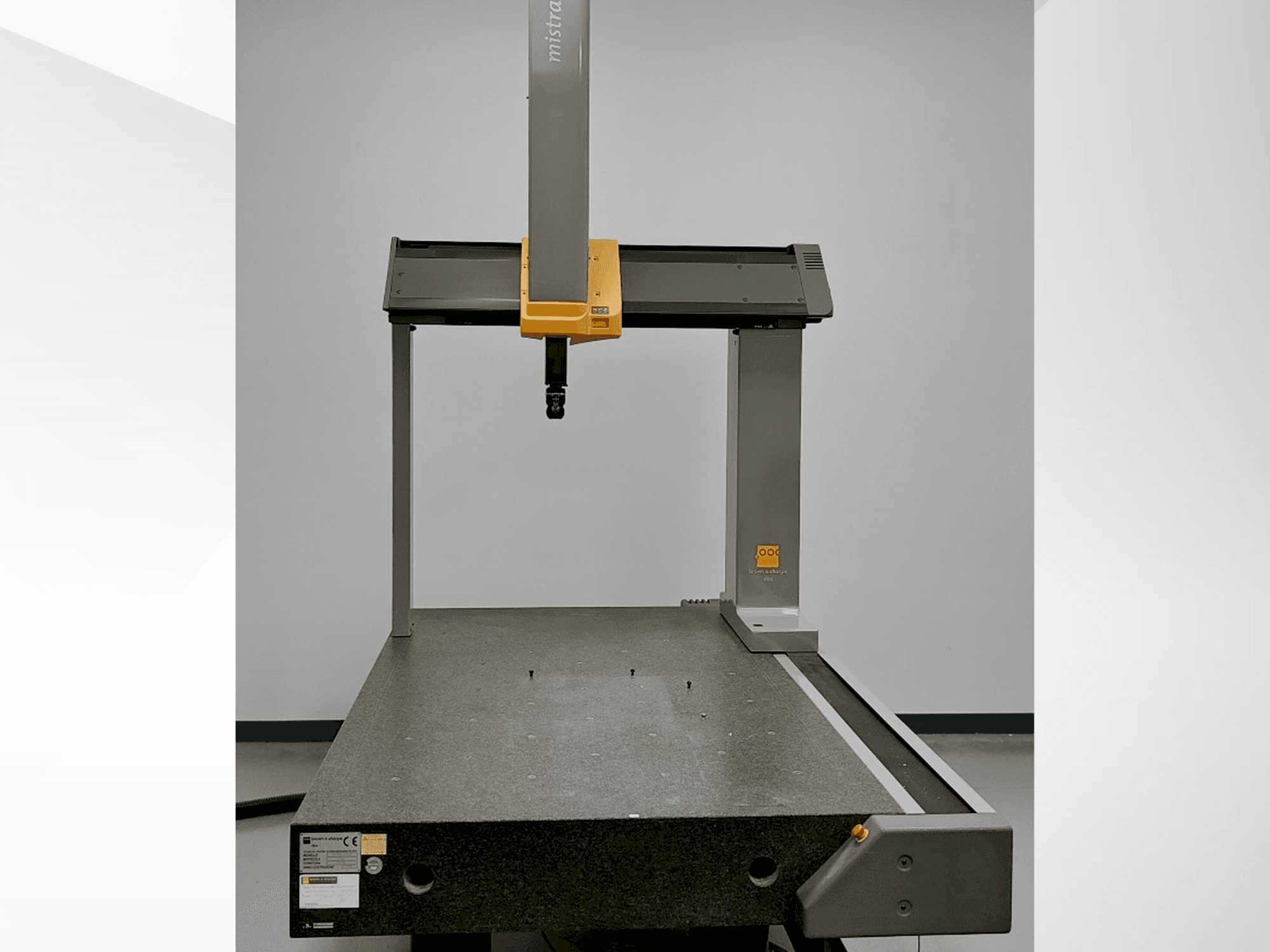 Vue de face de la machine BROWN & SHARPE Mistral