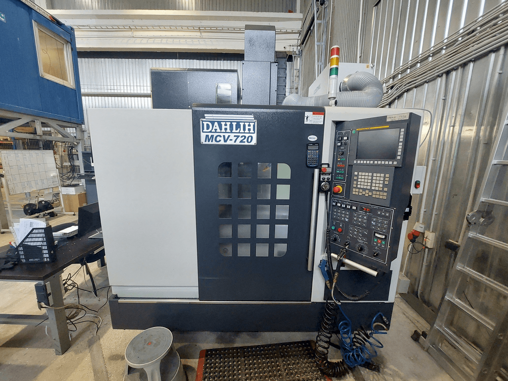 Vue de face de la machine DAH LIH MCV-720