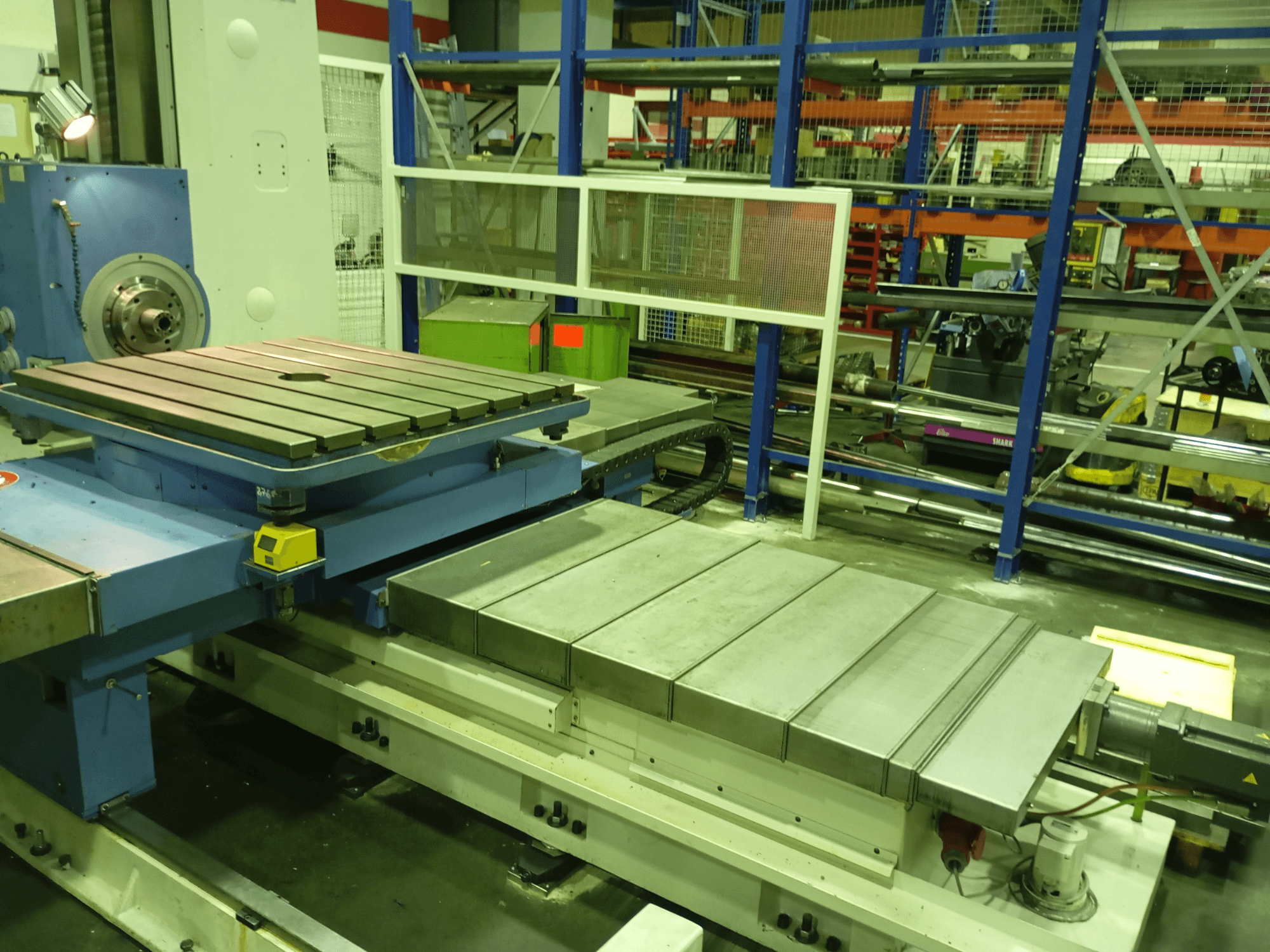 Perceuse Union Karl Marx Stadt BFT90/5 MSC, vue de face ; elle est équipée d'une grande table plate, d'une base motorisée et d'une structure métallique.