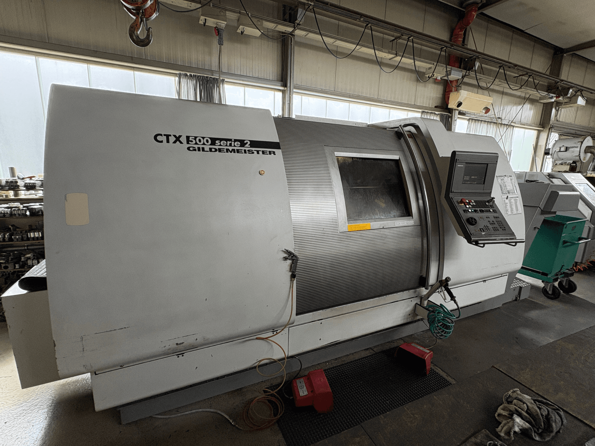 Tour horizontal Gildemeister CTX 500 S2, vue de profil, mettant en évidence le tableau de commande et les détails du corps de la machine.