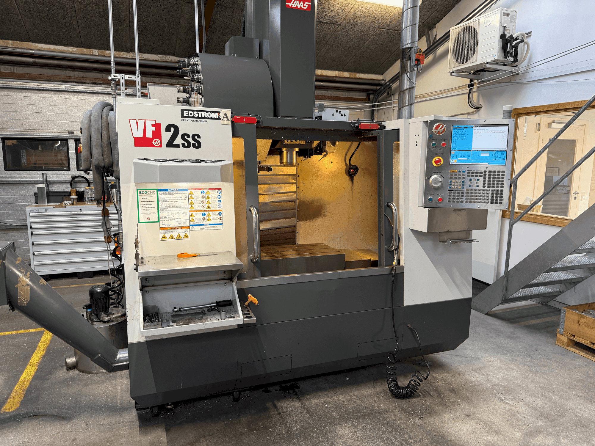 Vue de face de la machine HAAS VF-2SS